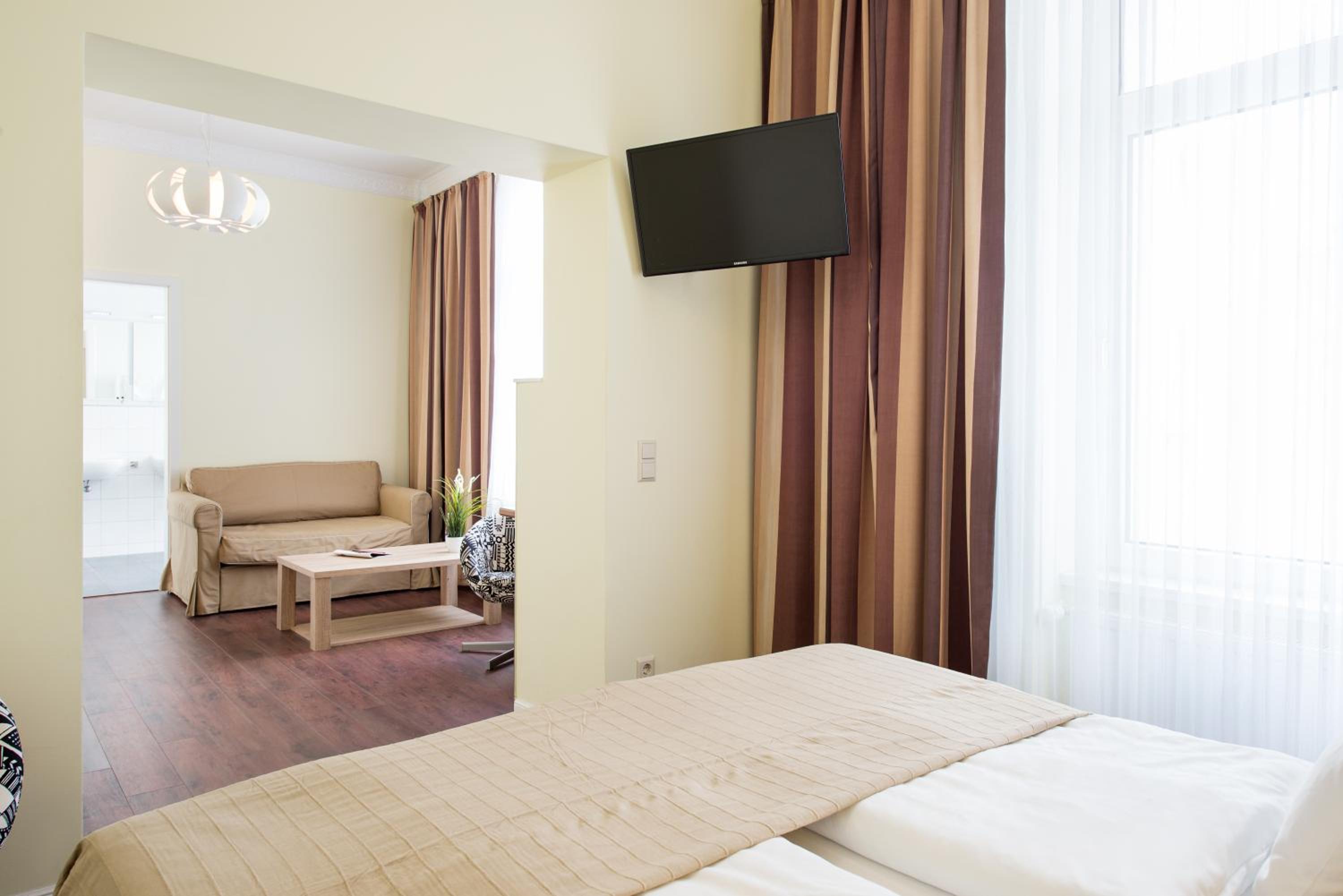 Family Room (3 Adults)