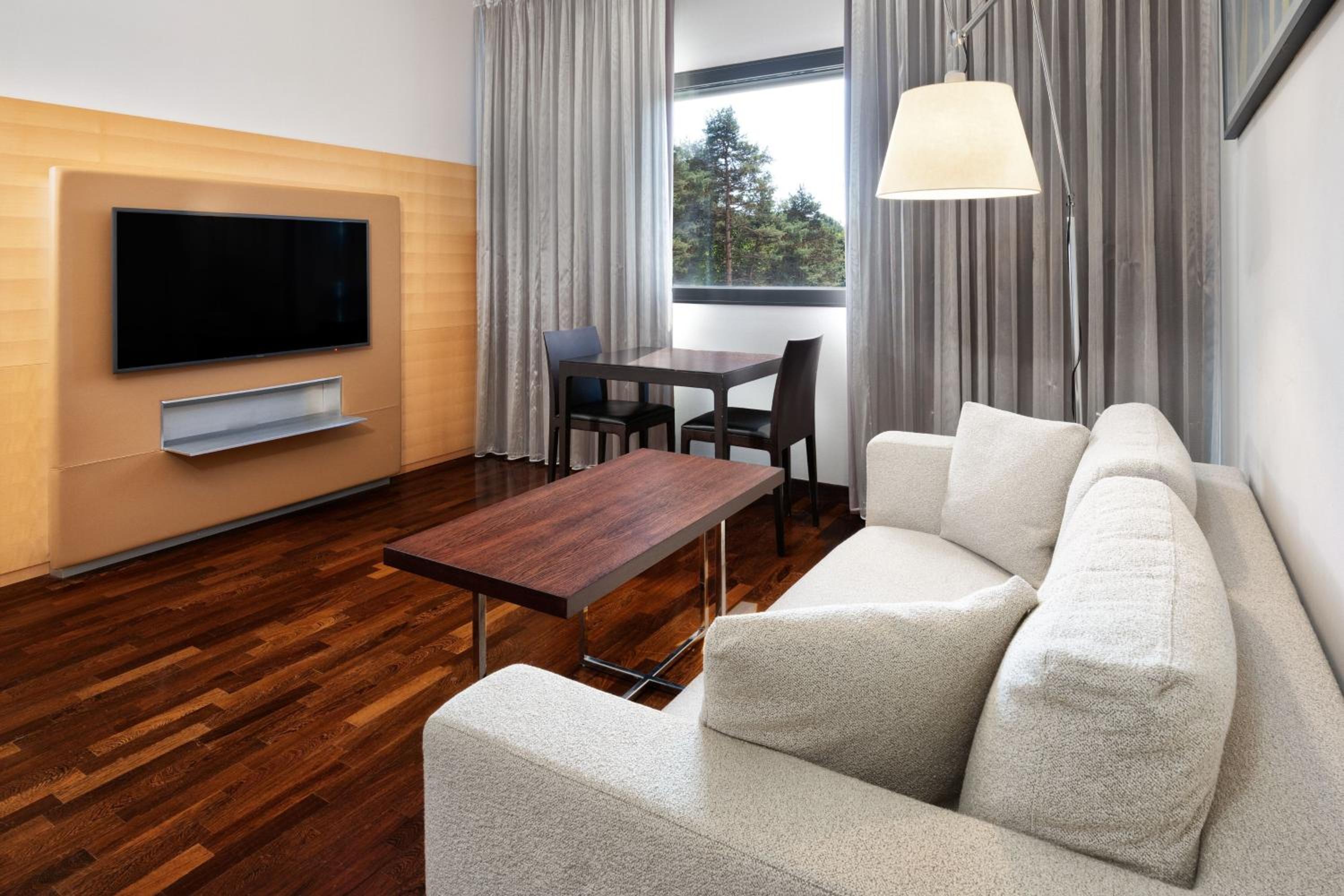 Junior Suite, 1 Bedroom Junior Suite, 1 King, Garden view