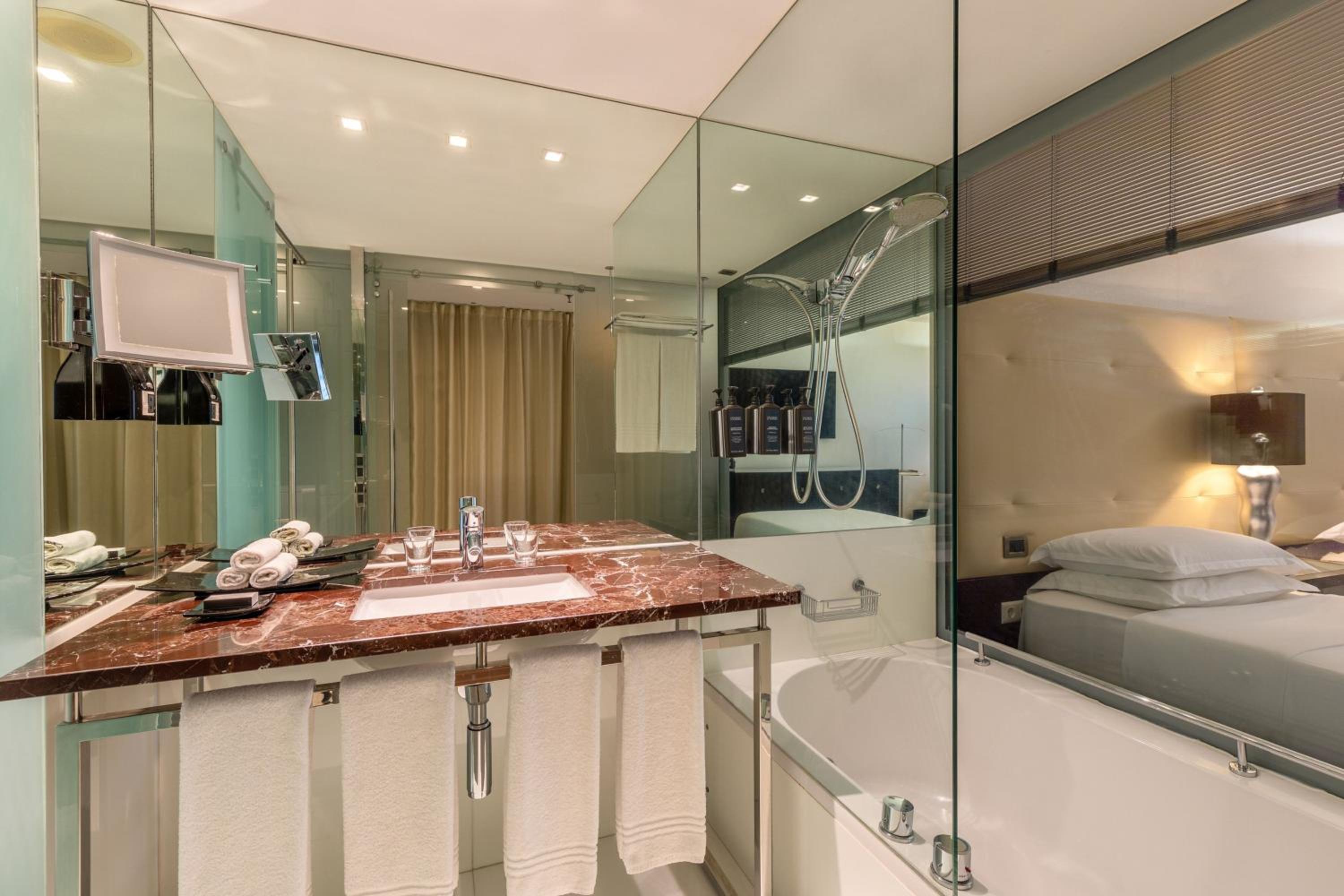 Club, Club lounge access, Guest room, 2 Twin/Single Bed(s)