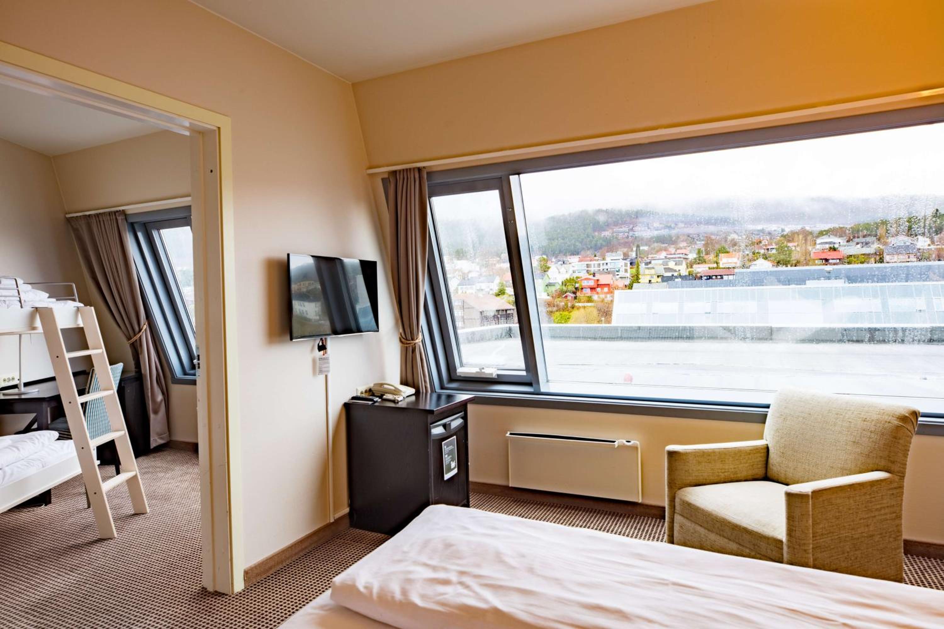 Standard Family Room  (2 adults + 2 children)