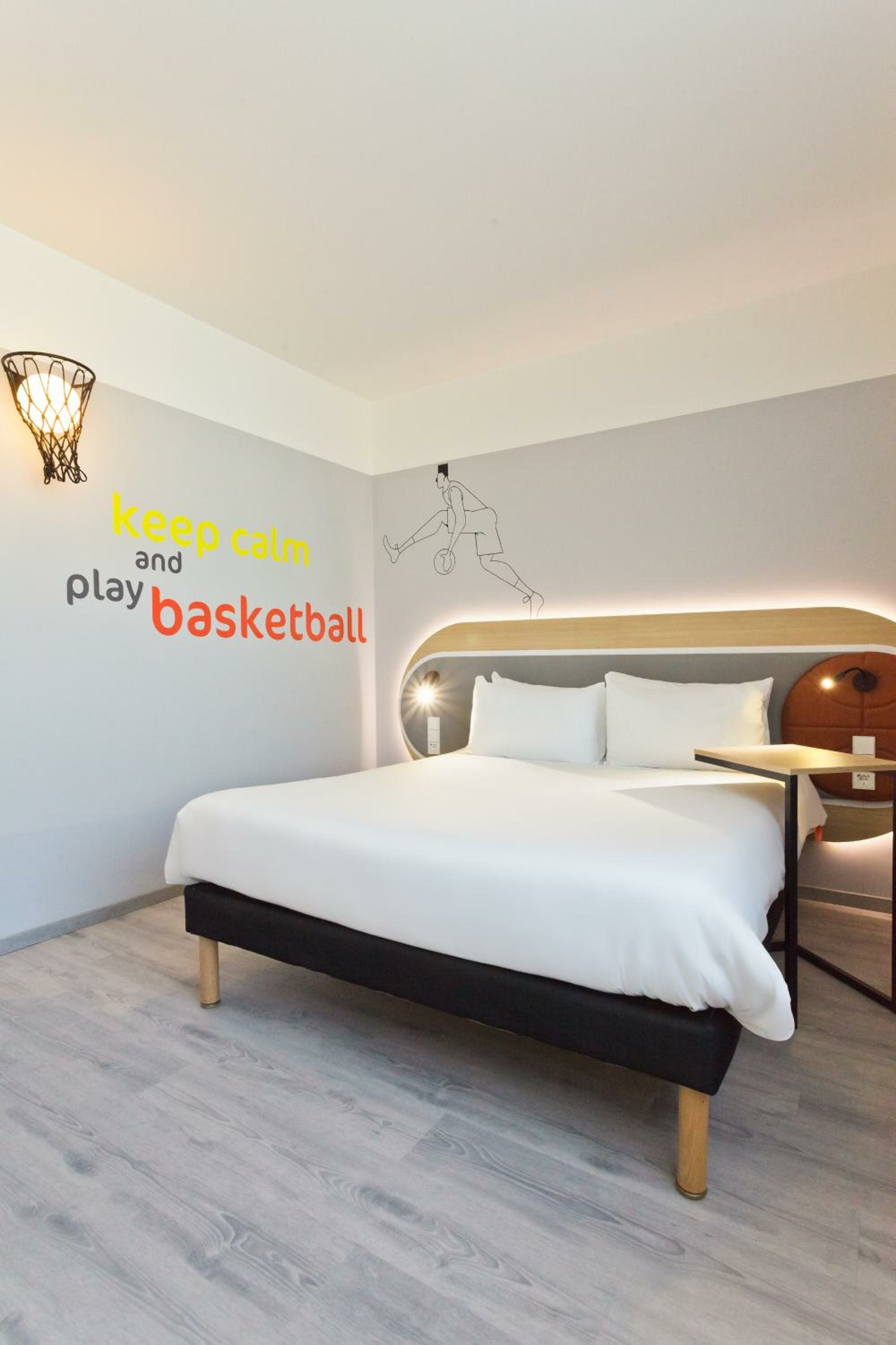 Room with Queen Bed and Sofa Bed