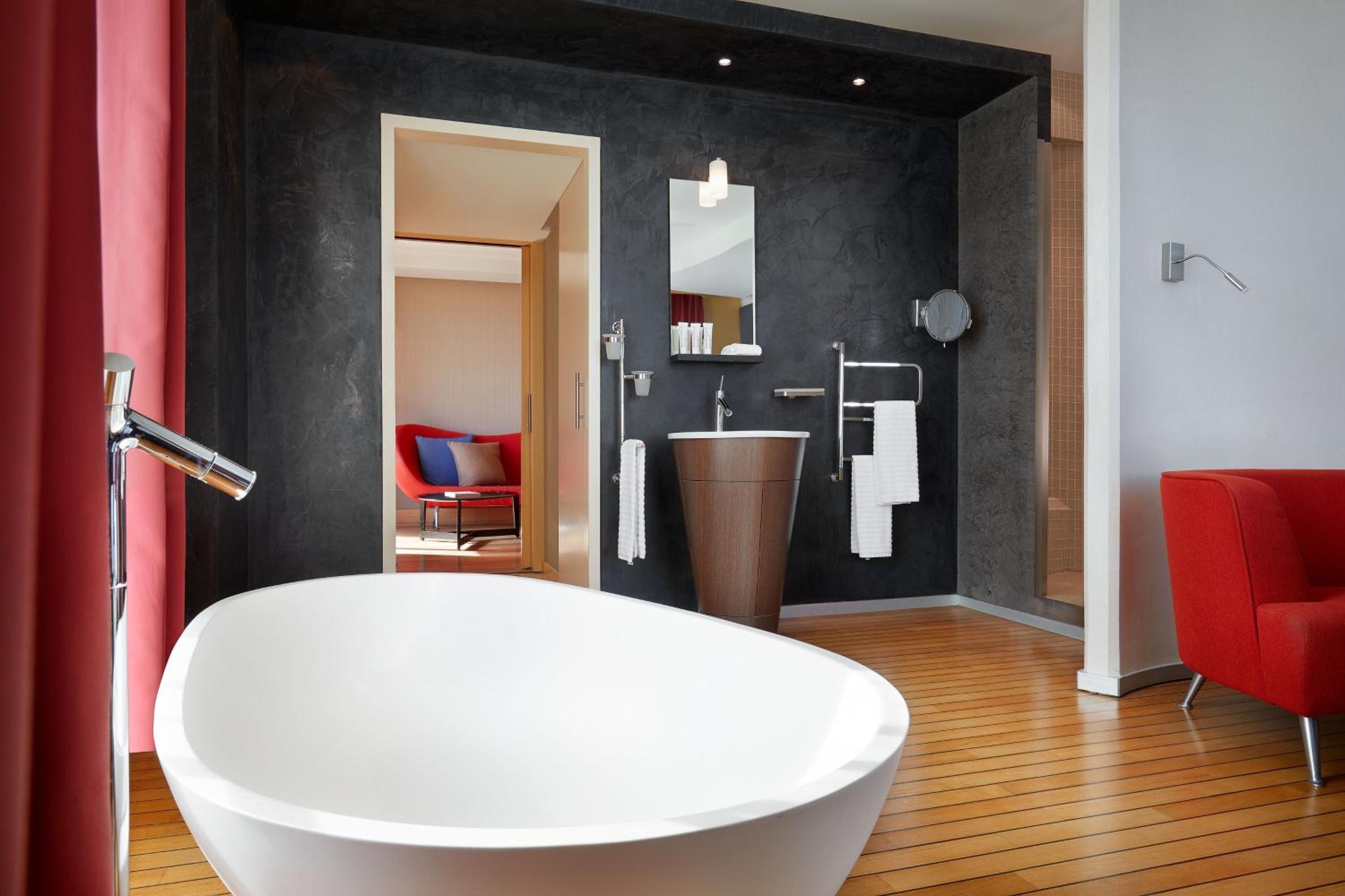 Design Suite, 1 Bedroom Suite, 1 King, Partial sea view