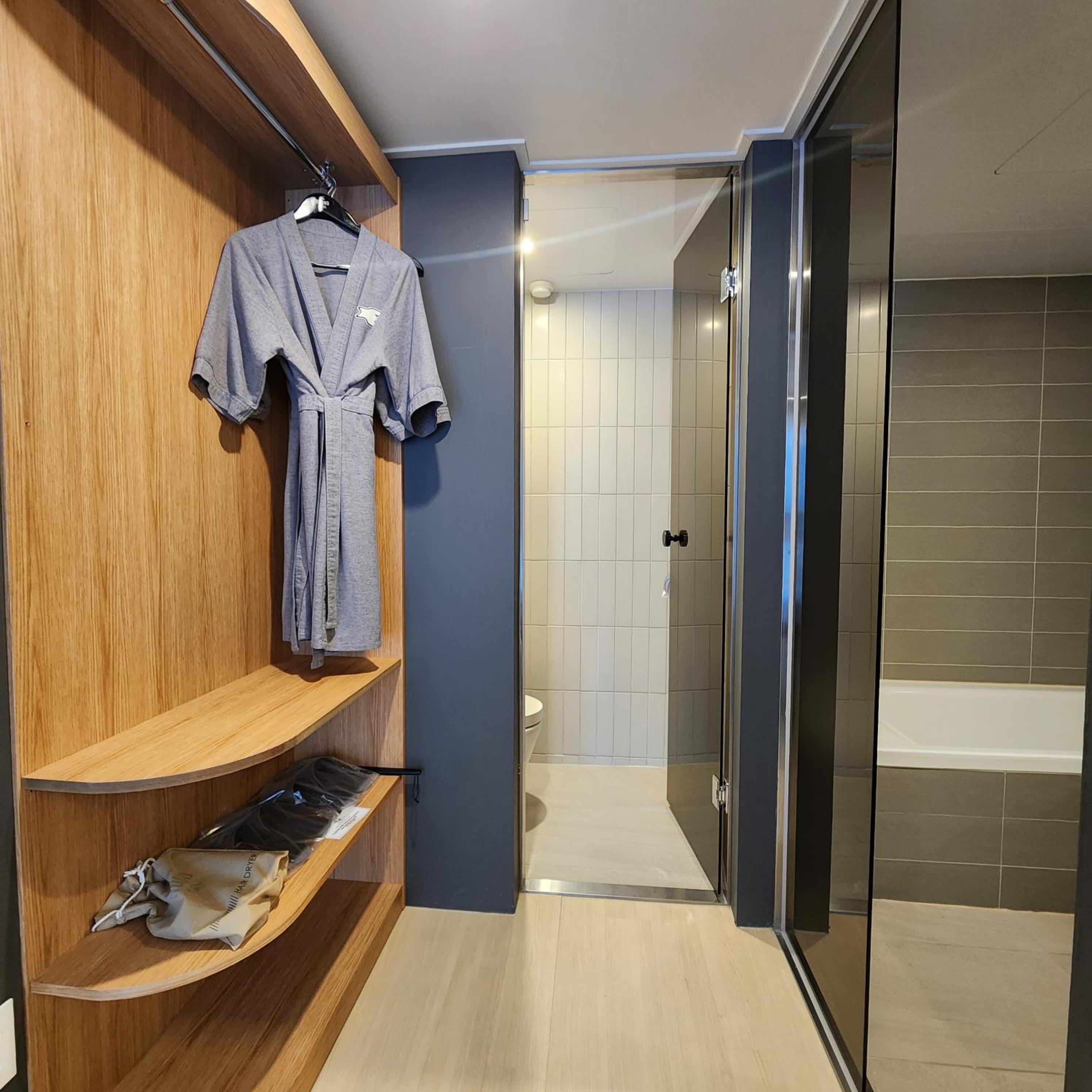 Deluxe Twin Room with Free access to Rooftop pool