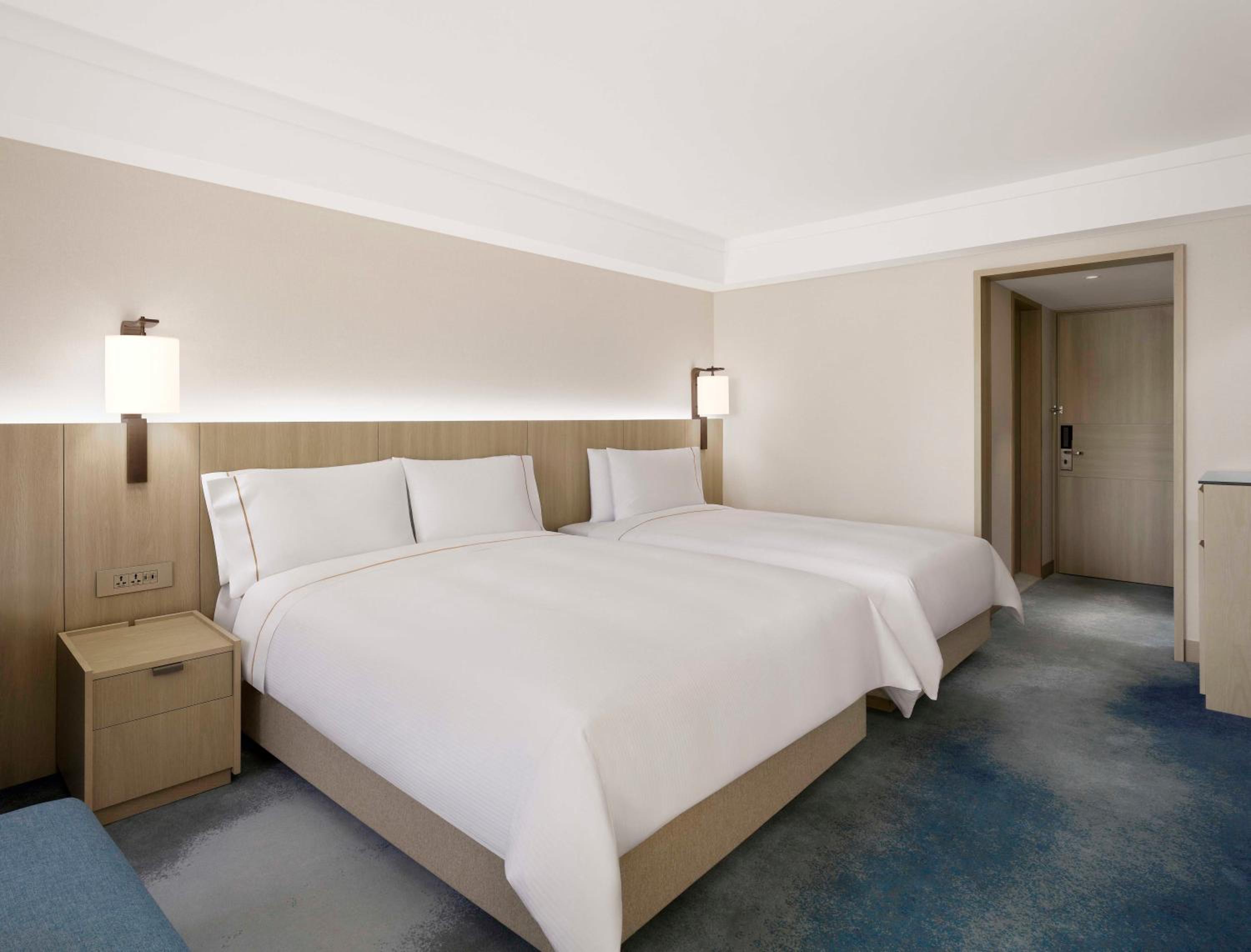 Low Floor Beach Family, Deluxe  1 Queen and 1 Twin, Partial sea view, Low floor