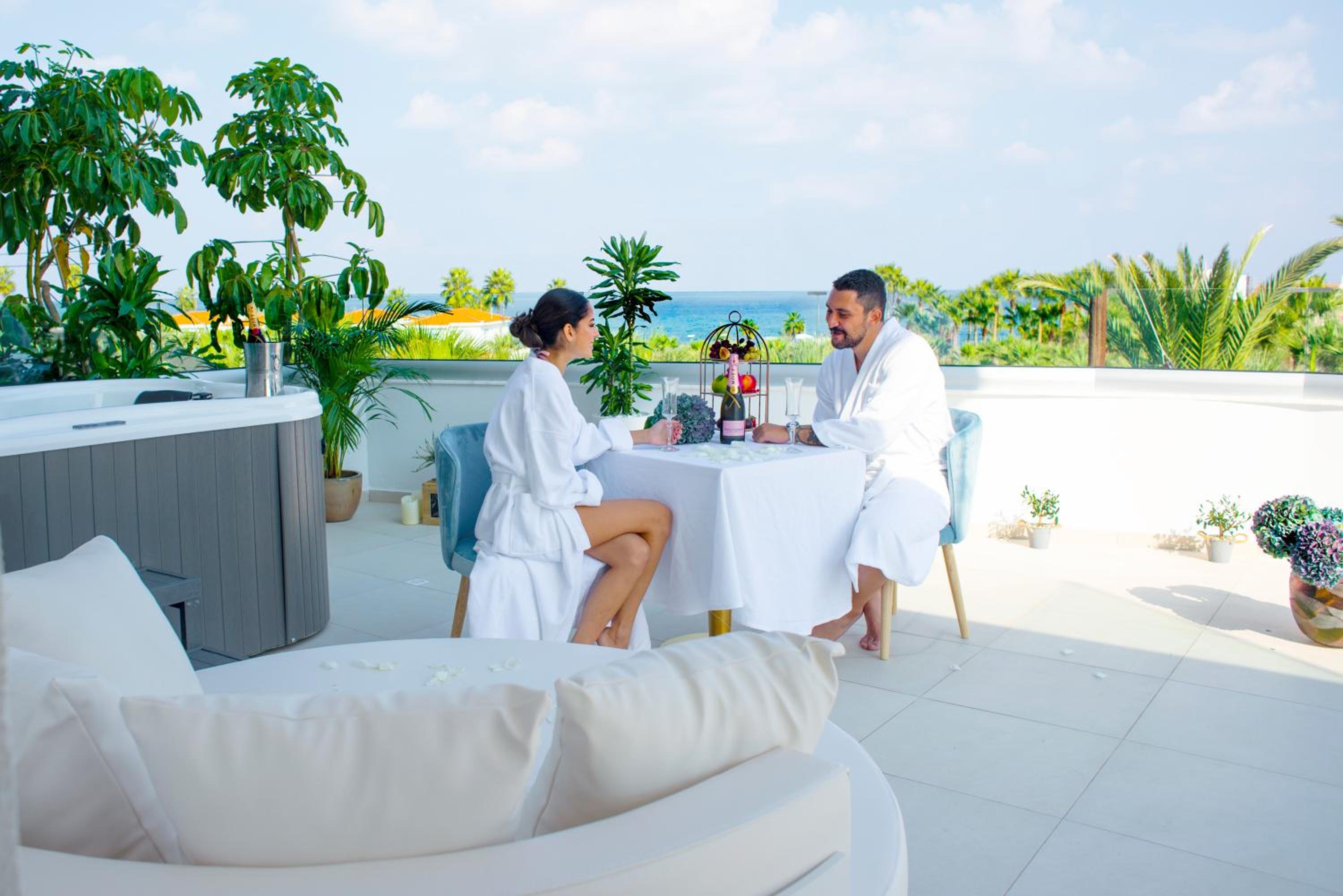 Junior Sea View Suite with Jacuzzi