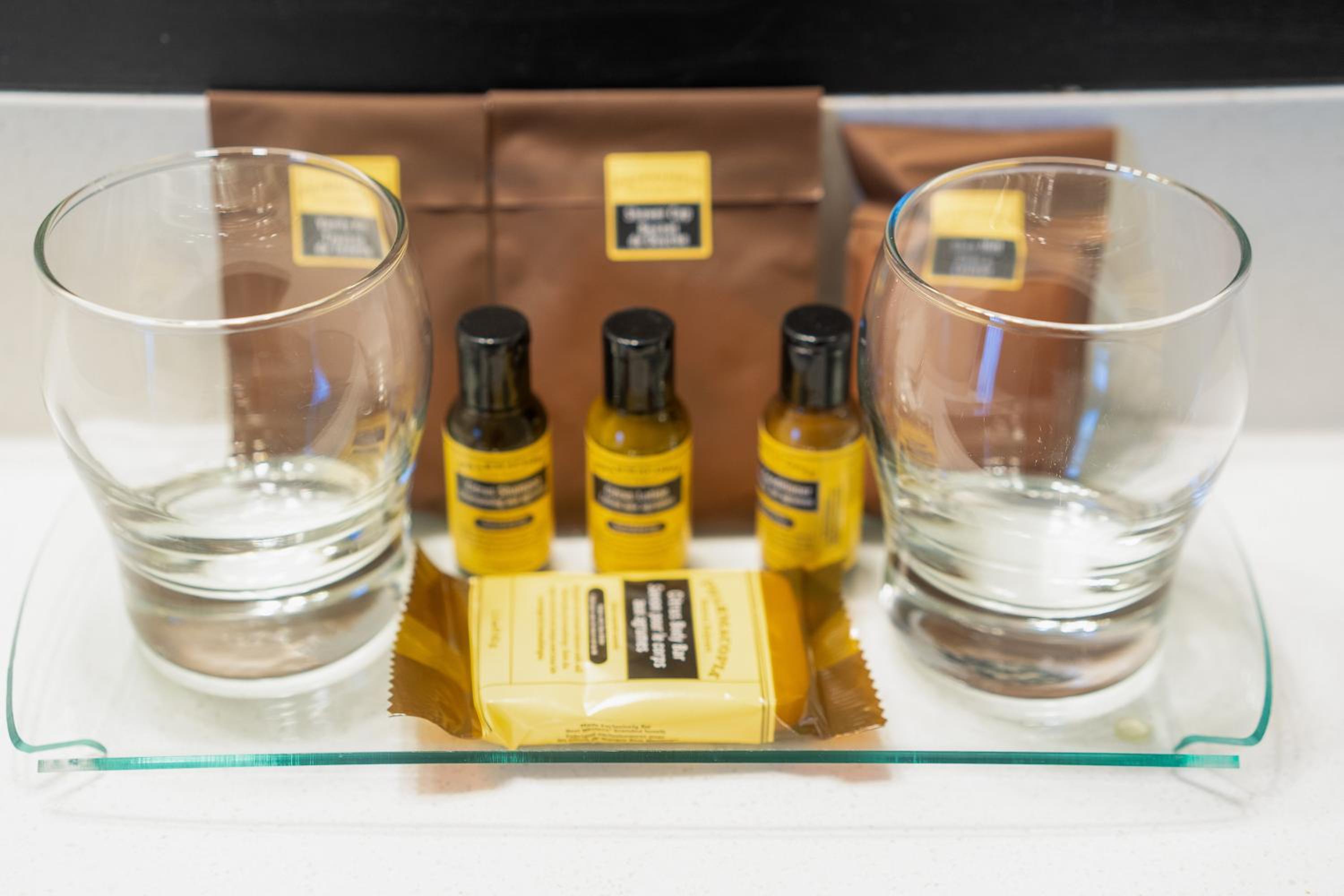 Business Queen Suite with separate living room and Sofa Bed - Non-Smoking