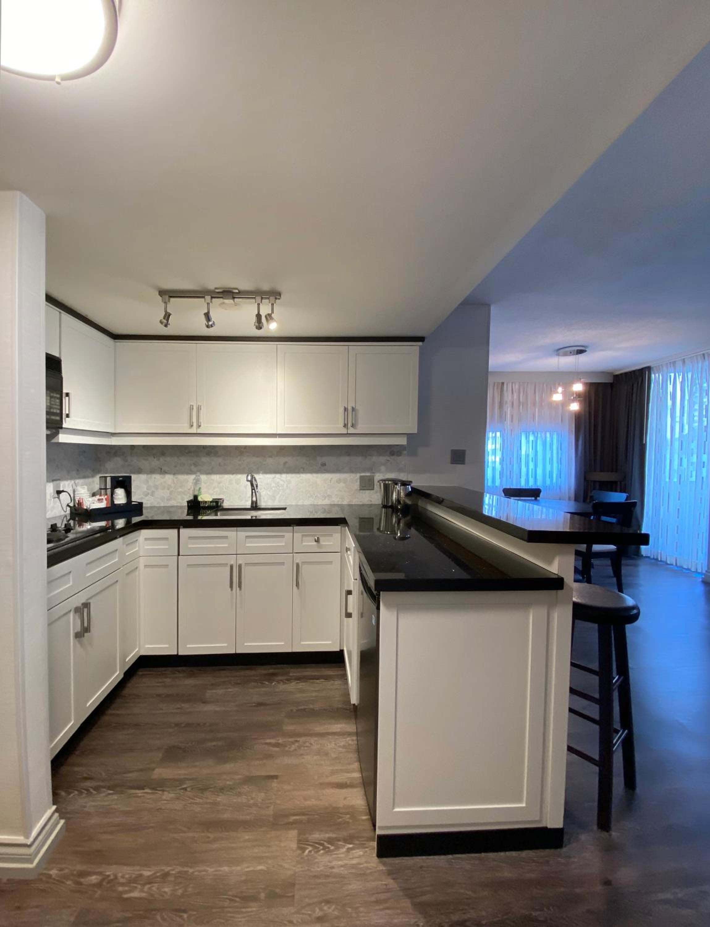 Large King Suite with Kitchenette, Electric fireplace and Balcony- Non-Smoking