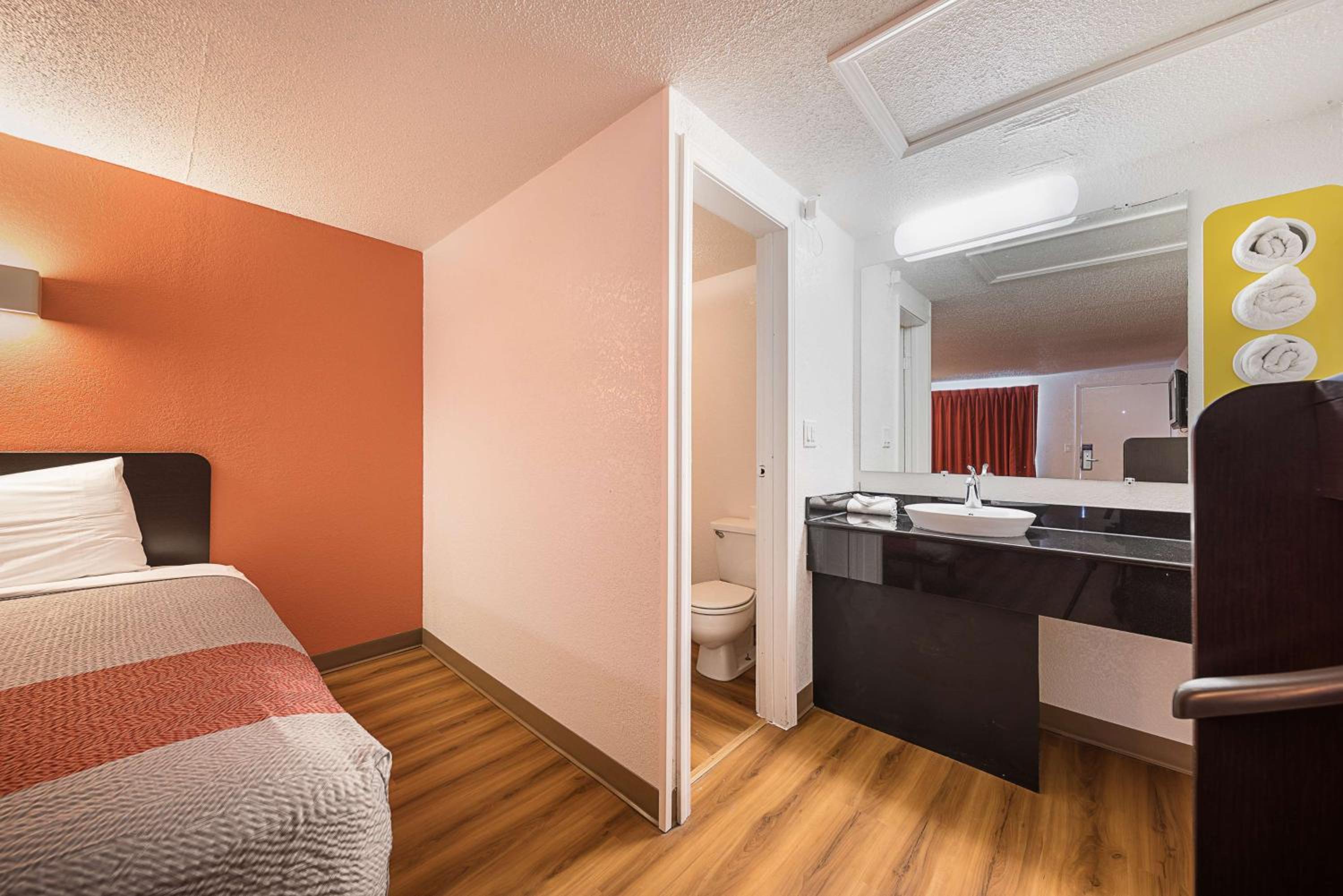 Queen Room with Two Queen Beds - Smoking