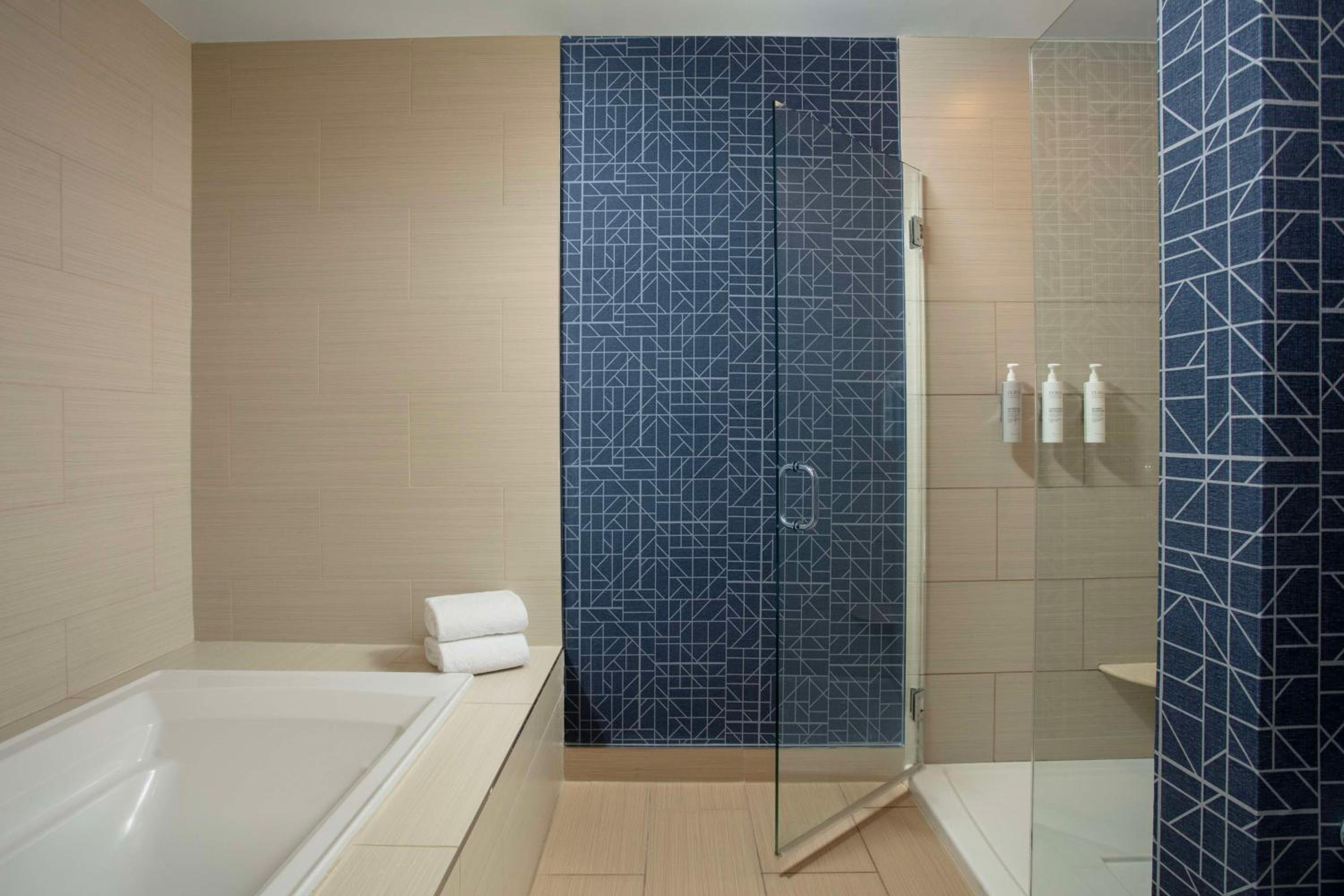 One-Bedroom King Suite with Large Tub - Non-Smoking