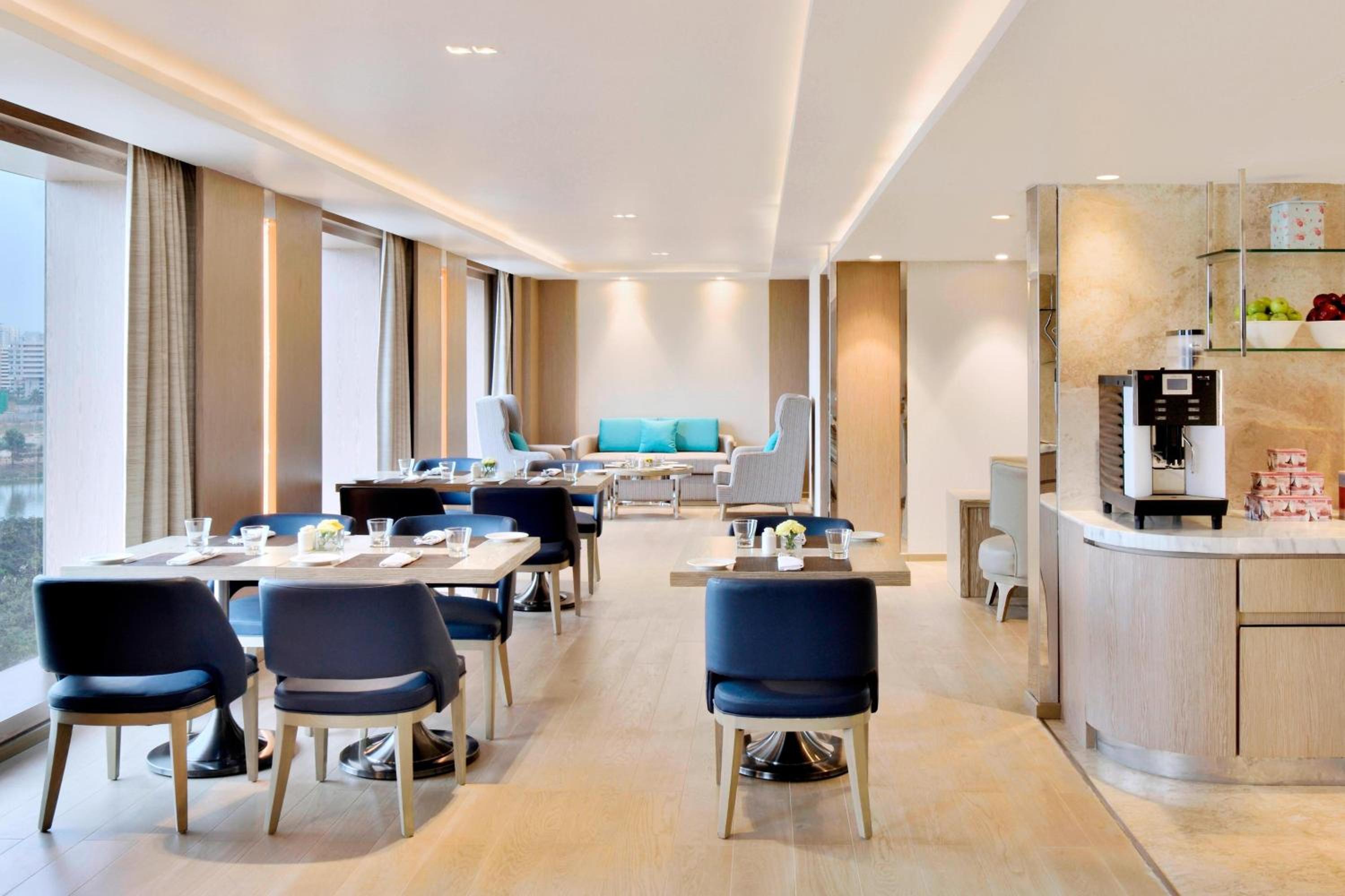 Executive King Room with Lounge Access