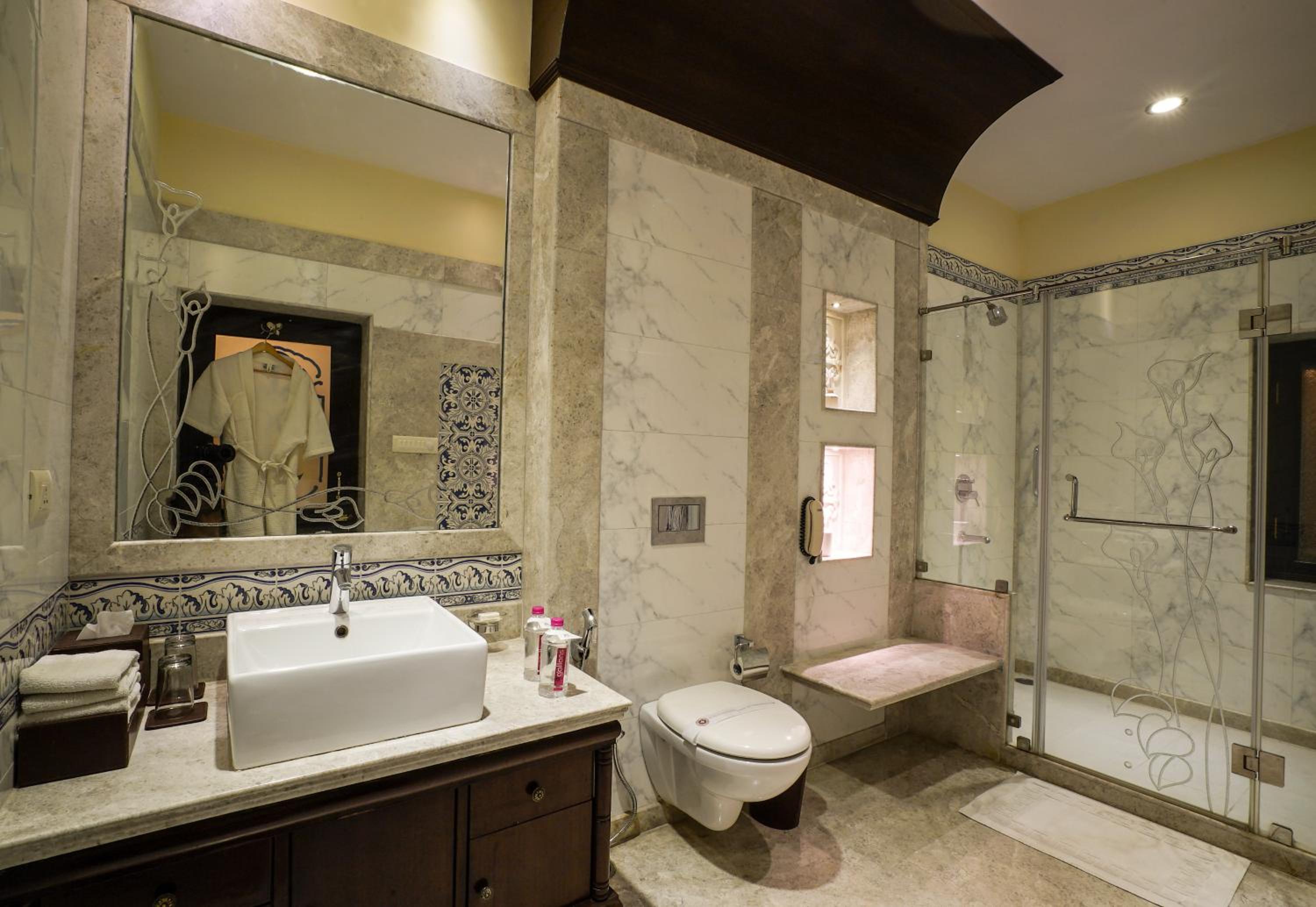 Royal Suite: 20% off on session of Spa, 10% off on food & beverage services, 15 % off On Laundry