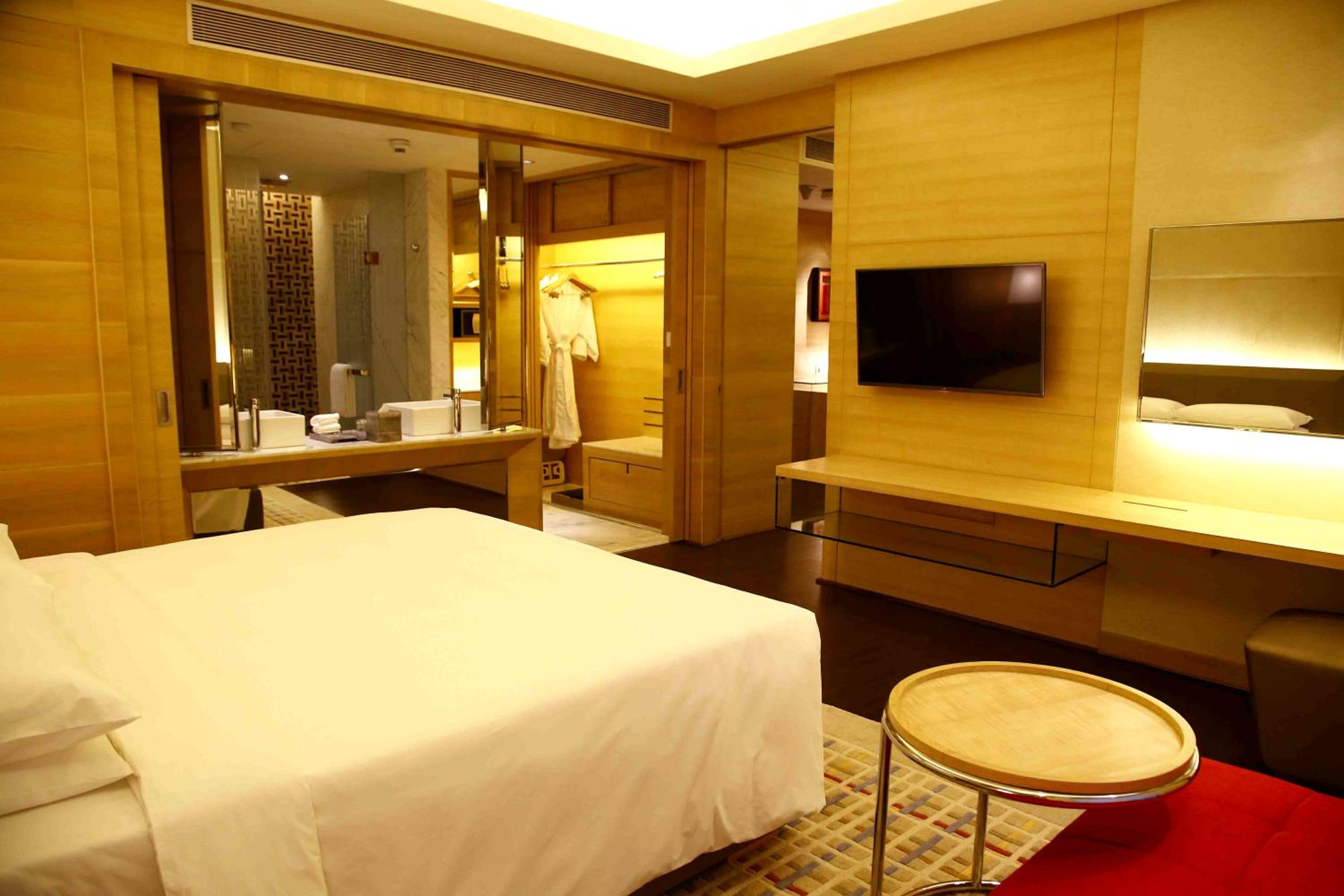 Executive Suite - (Complimentary Cocktail Hours - 6 PM to 8 PM, Acess to Club Lounge, Complimentary Buffet Breakfast & One way Airport transfers)