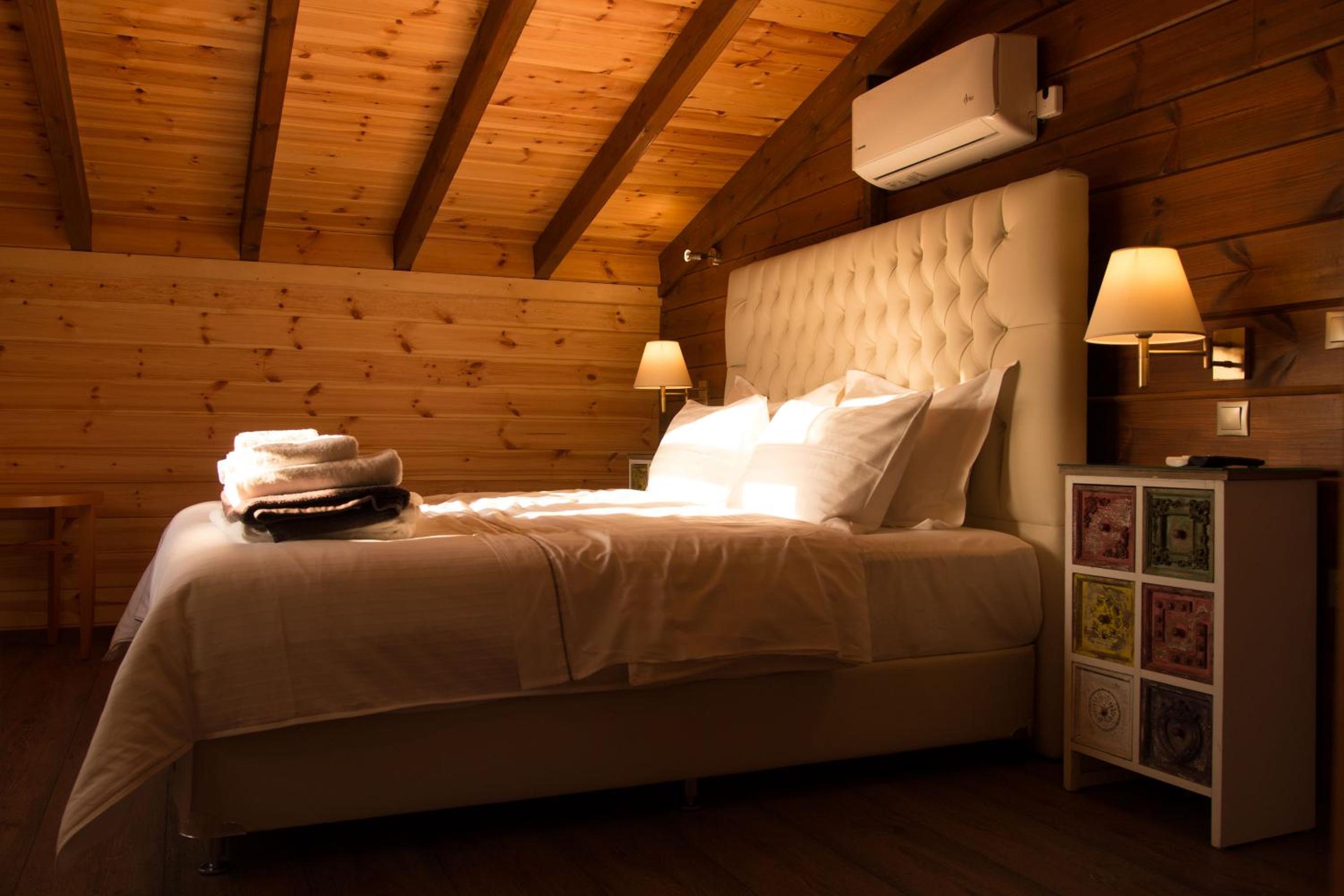 The Woodland Cottage - 2 Bedroom Villa with Sea View, Sauna & Shared Pool