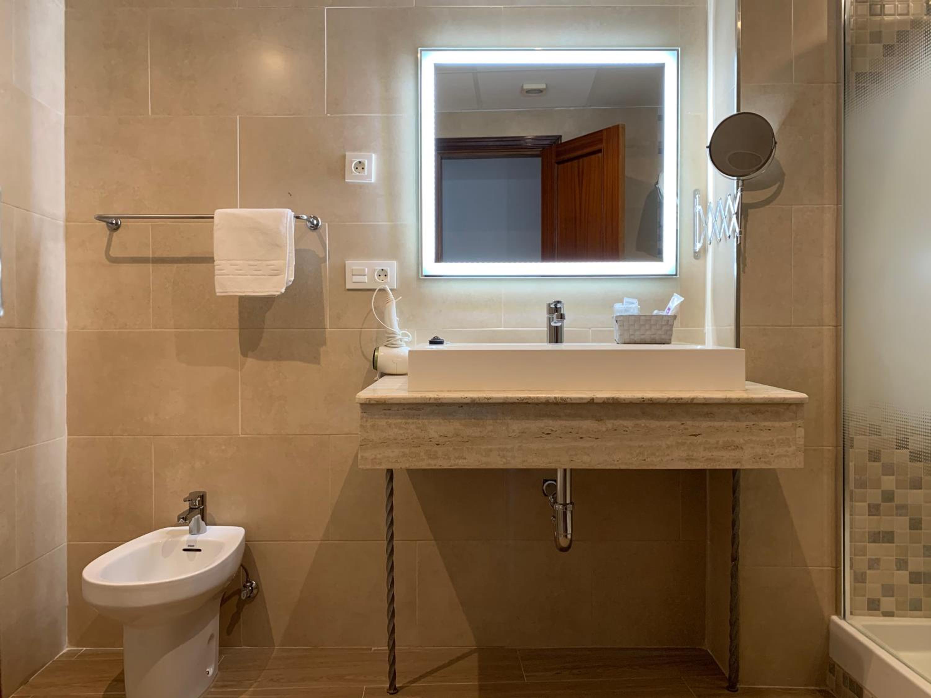 Deluxe Double or Twin Room with City View