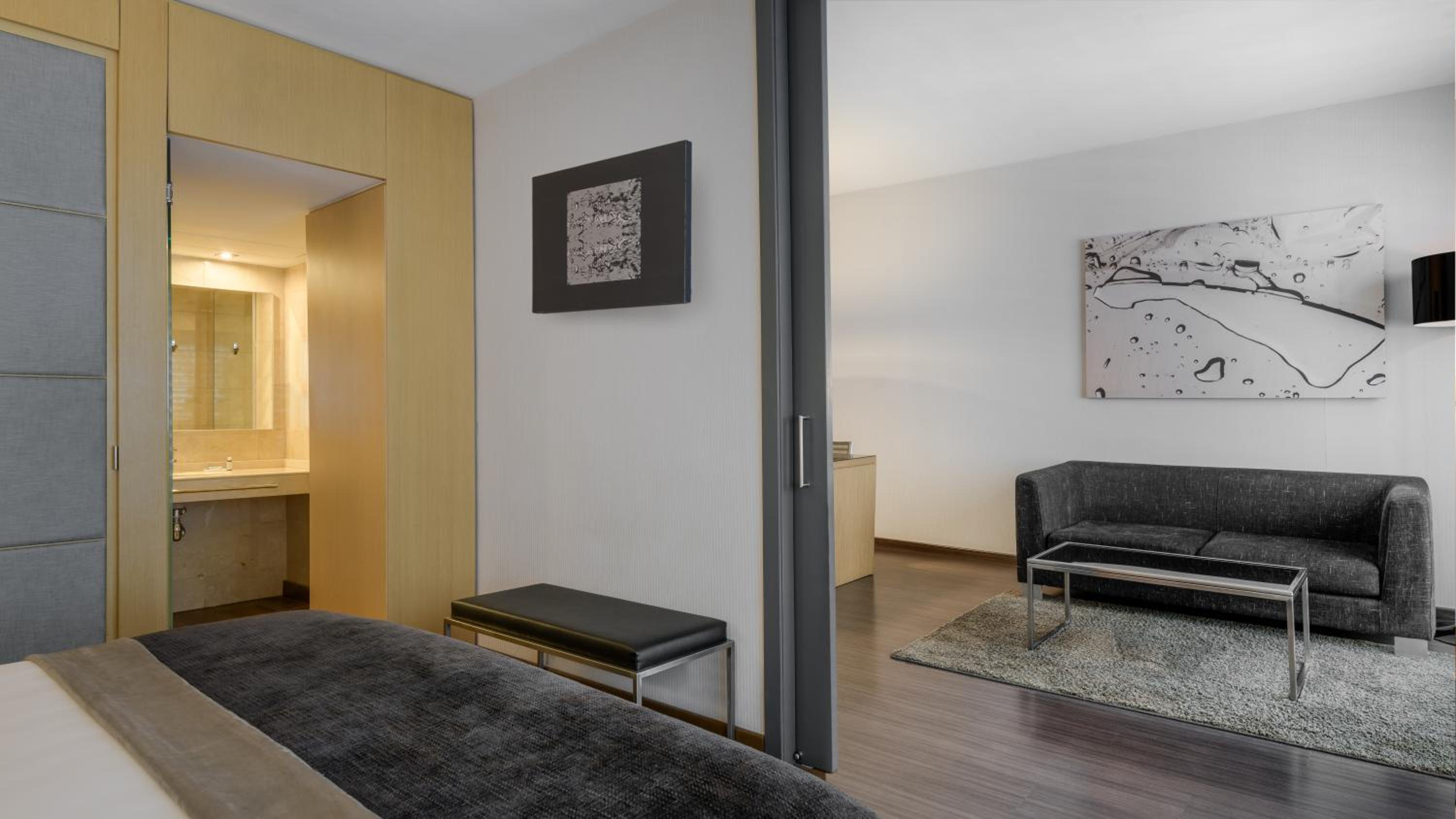 One-Bedroom Junior King Suite with Street View