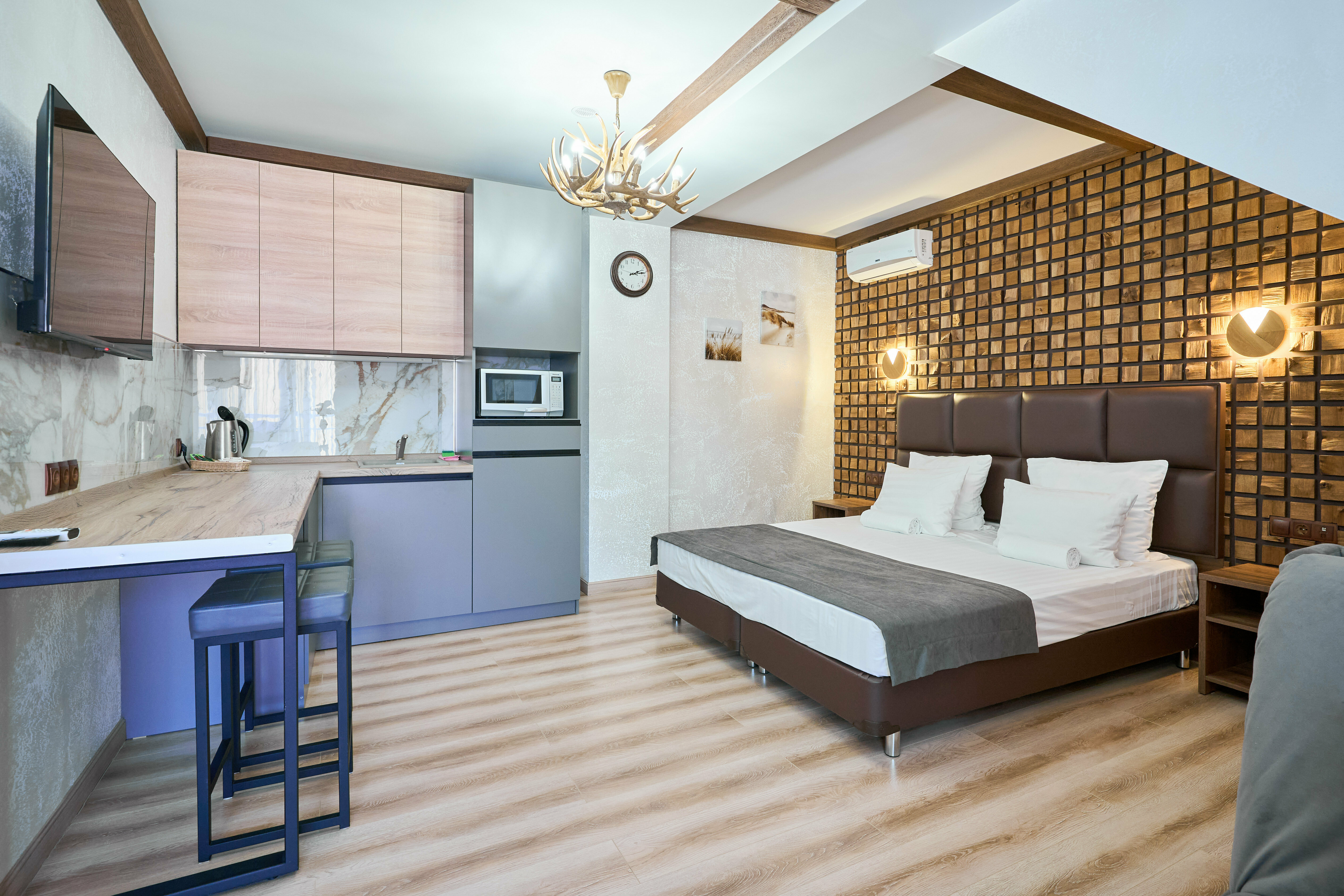 Студия четырёхместная с мини-кухней и балконом