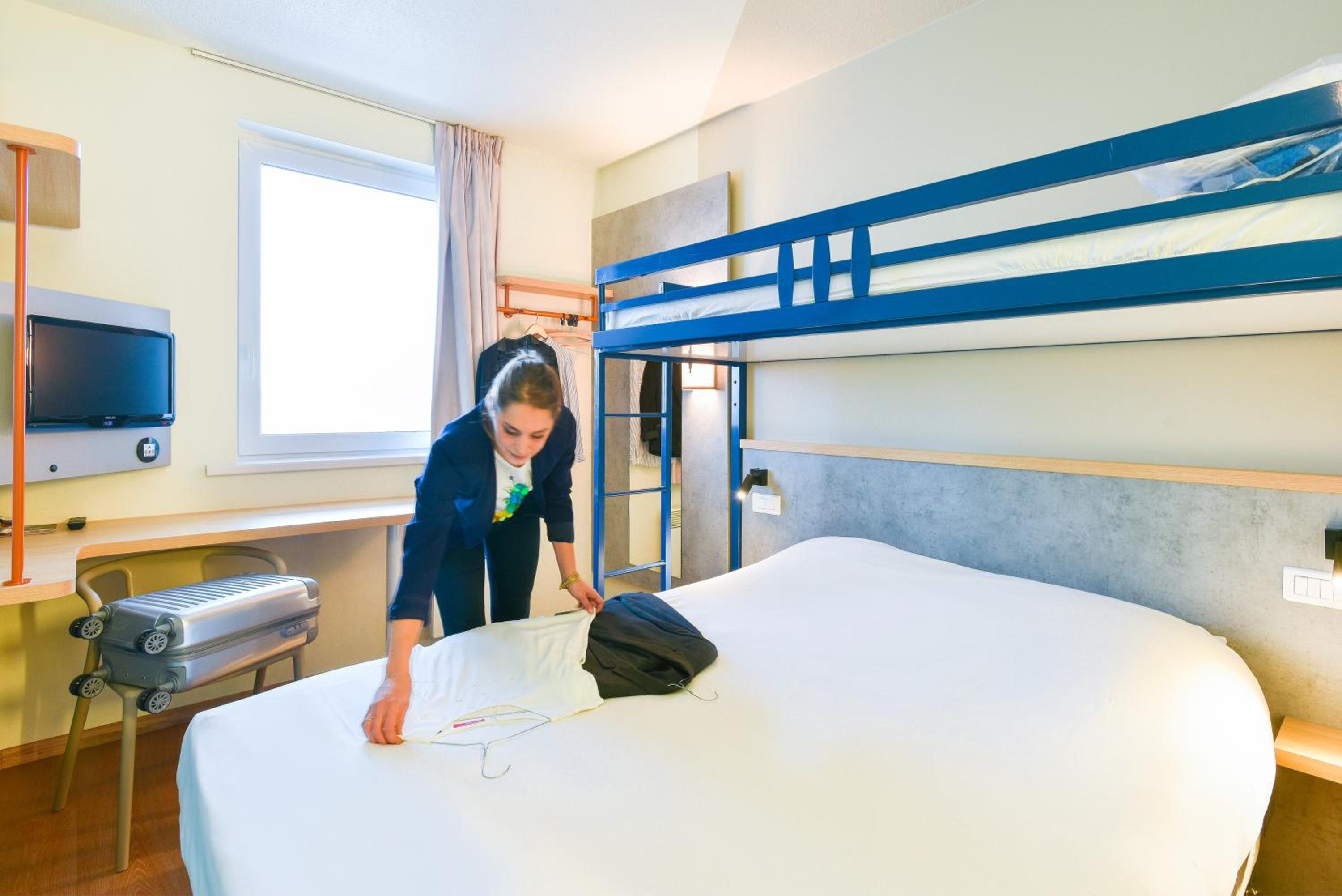 Standard Room with 1 double bed and 1 single bed