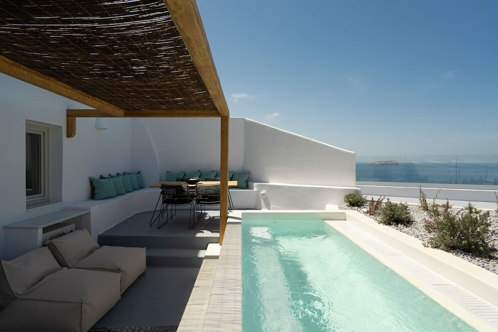 Family Room with Private Pool & Caldera view