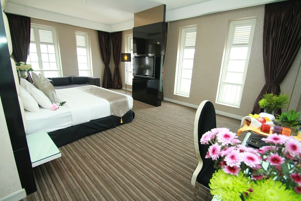 Deluxe Double Suite with Bathtub