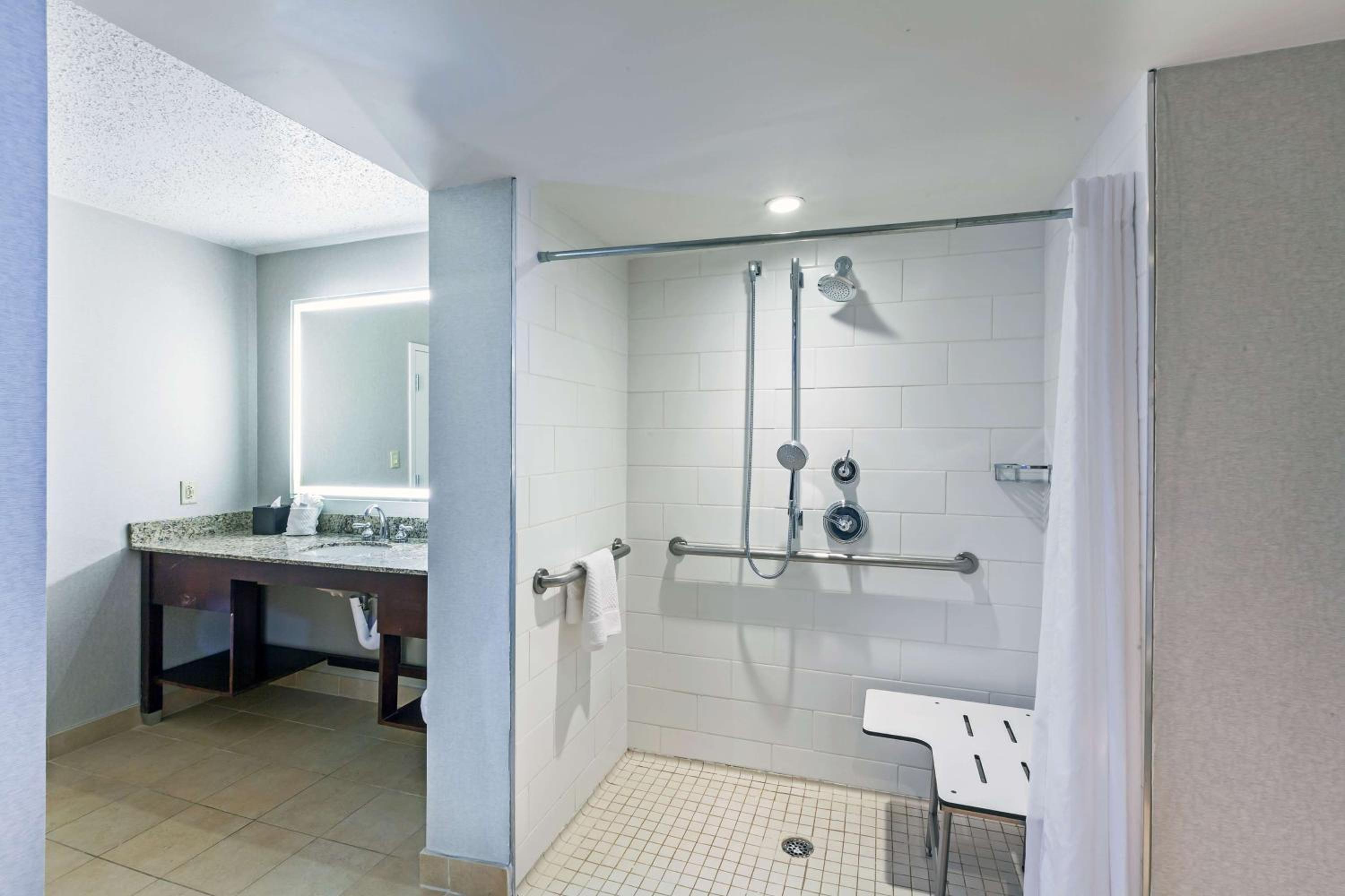 Executive King Suite Room - Disability Access Roll in Shower - Non-Smoking