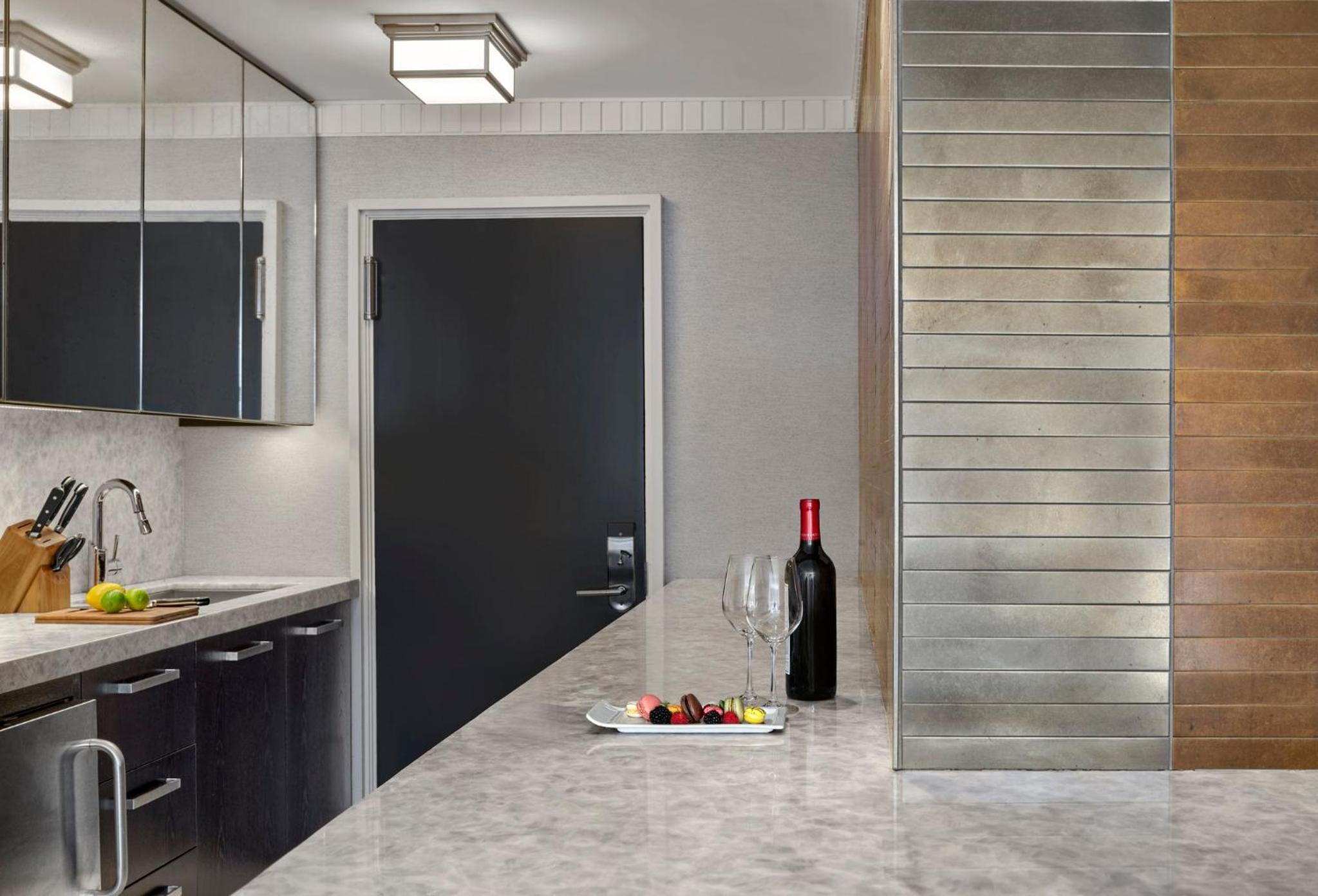 Classic 1970's 2-Bedroom Apartment Suite