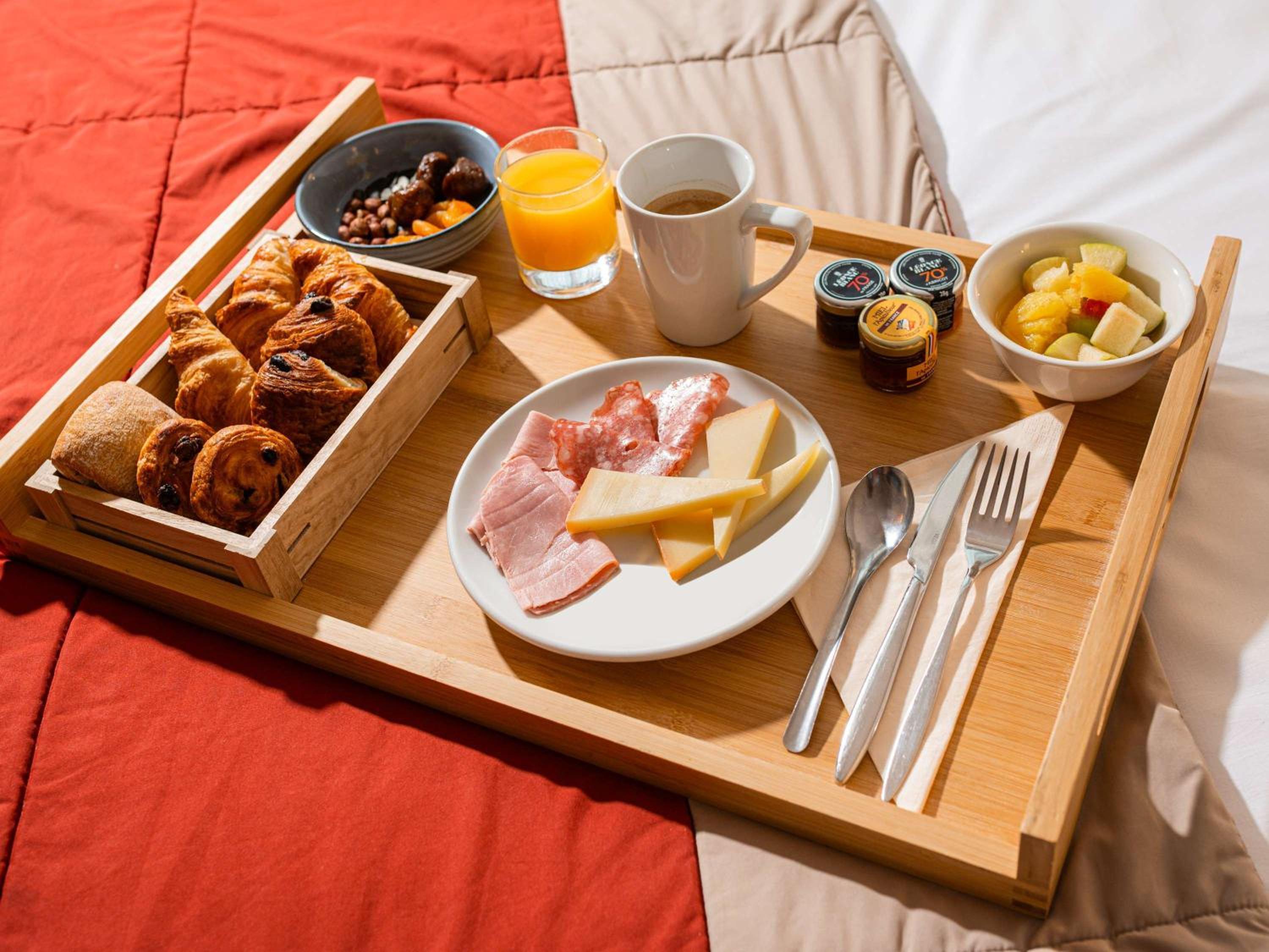 2 adjacent rooms (non-connecting)