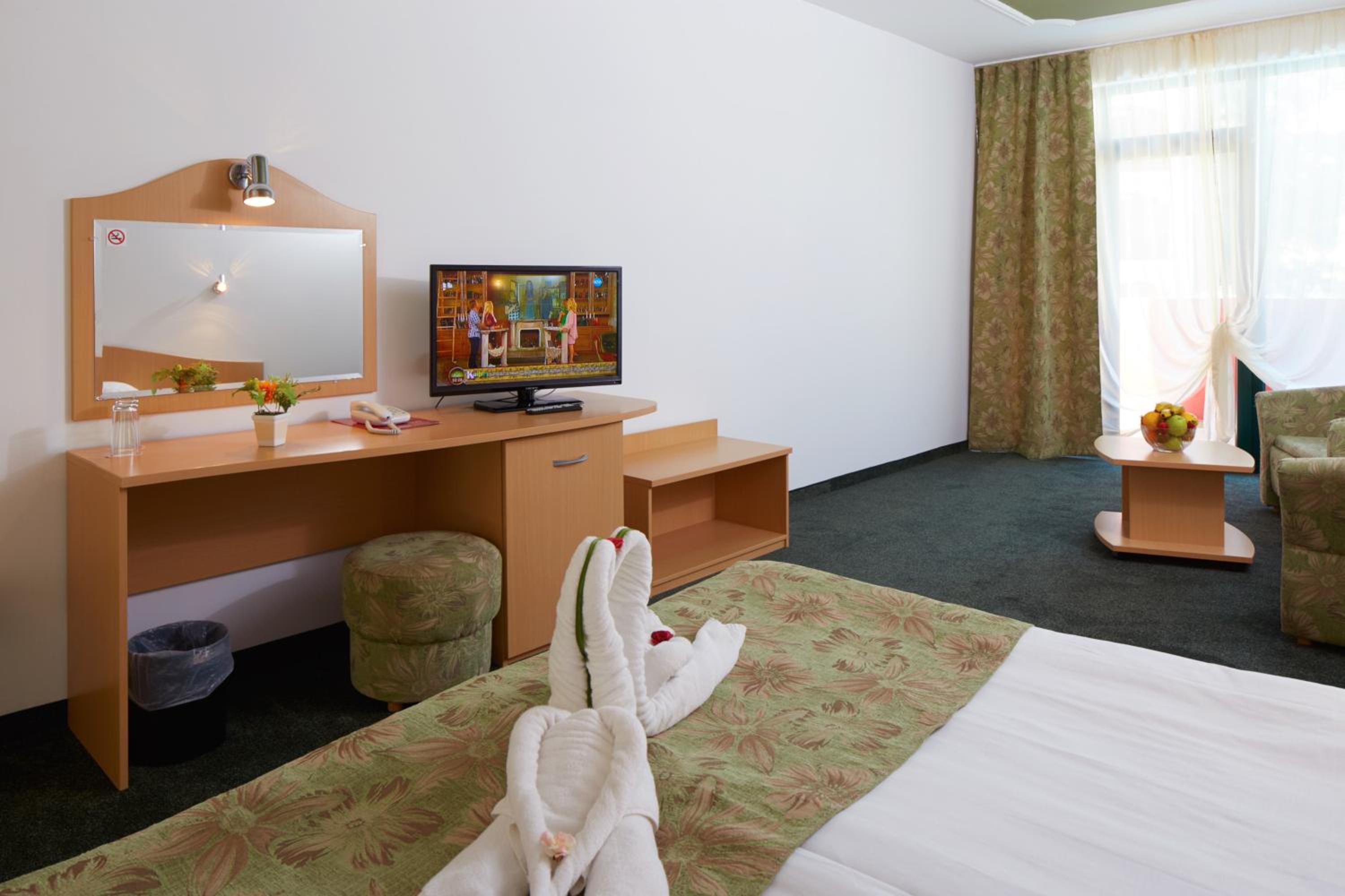 Family Room with Balcony (2 Adults + 2 Children)
