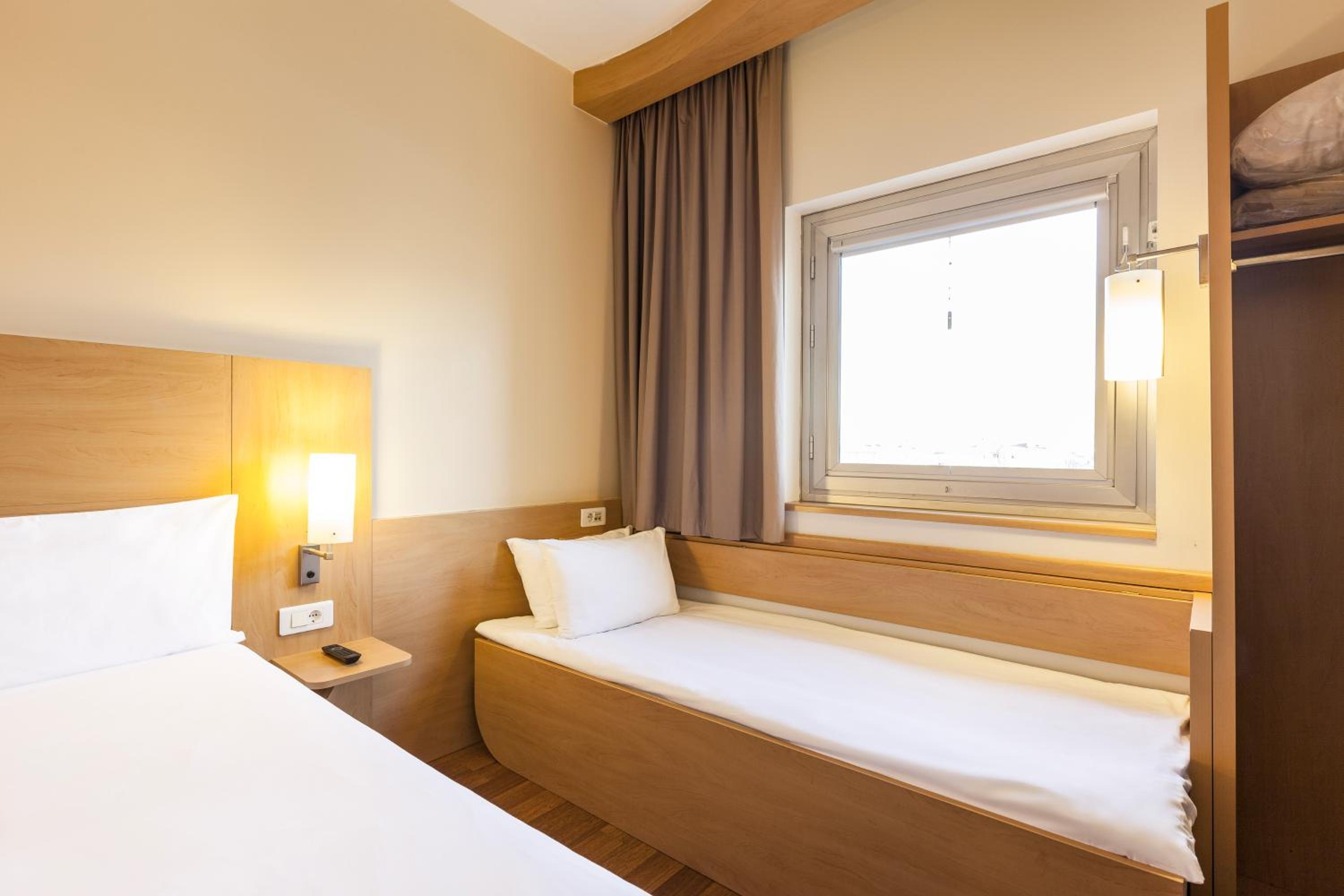 Standard Queen Room with Child Bed