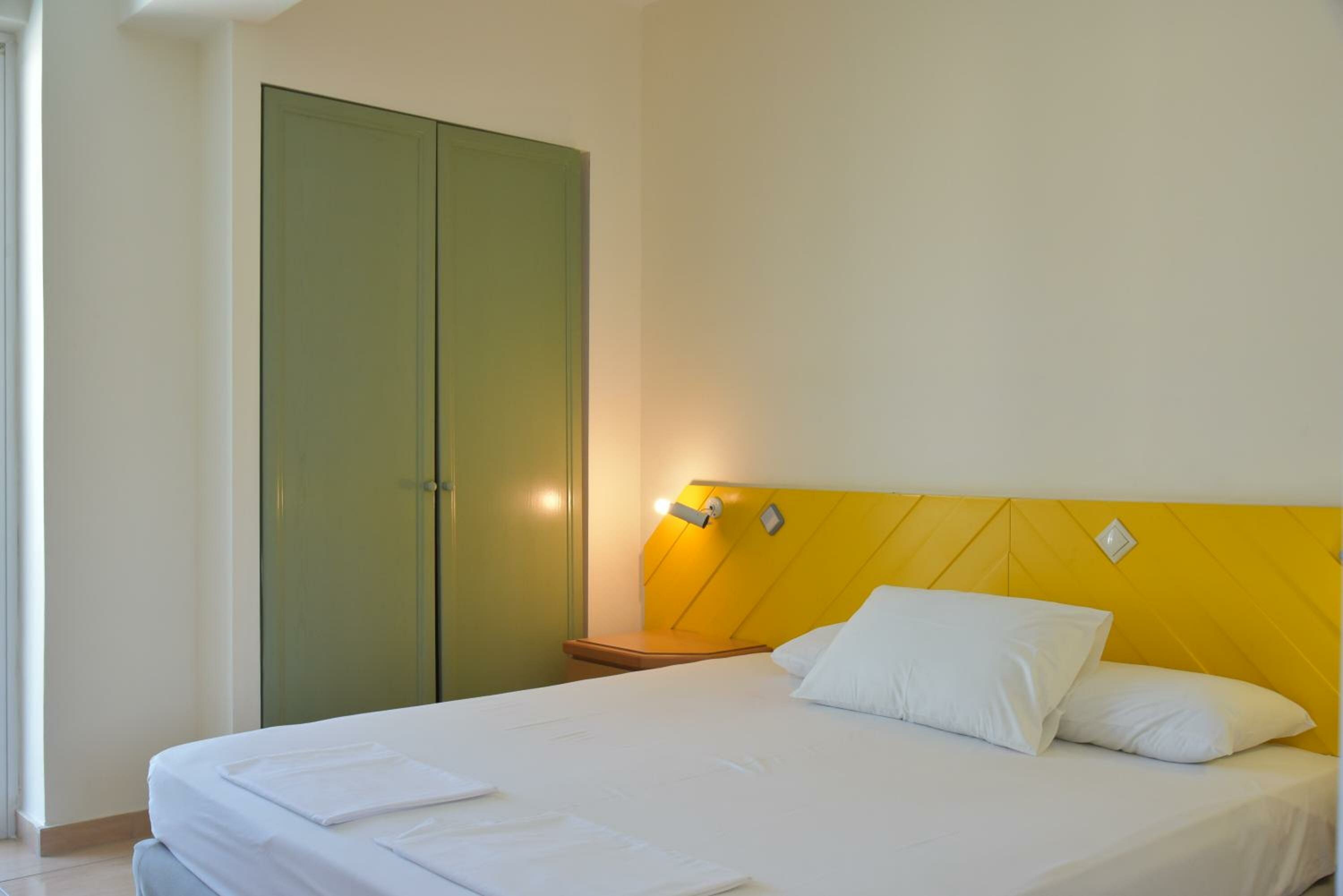 One-Bedroom Apartment with Sea View (3 Adults)