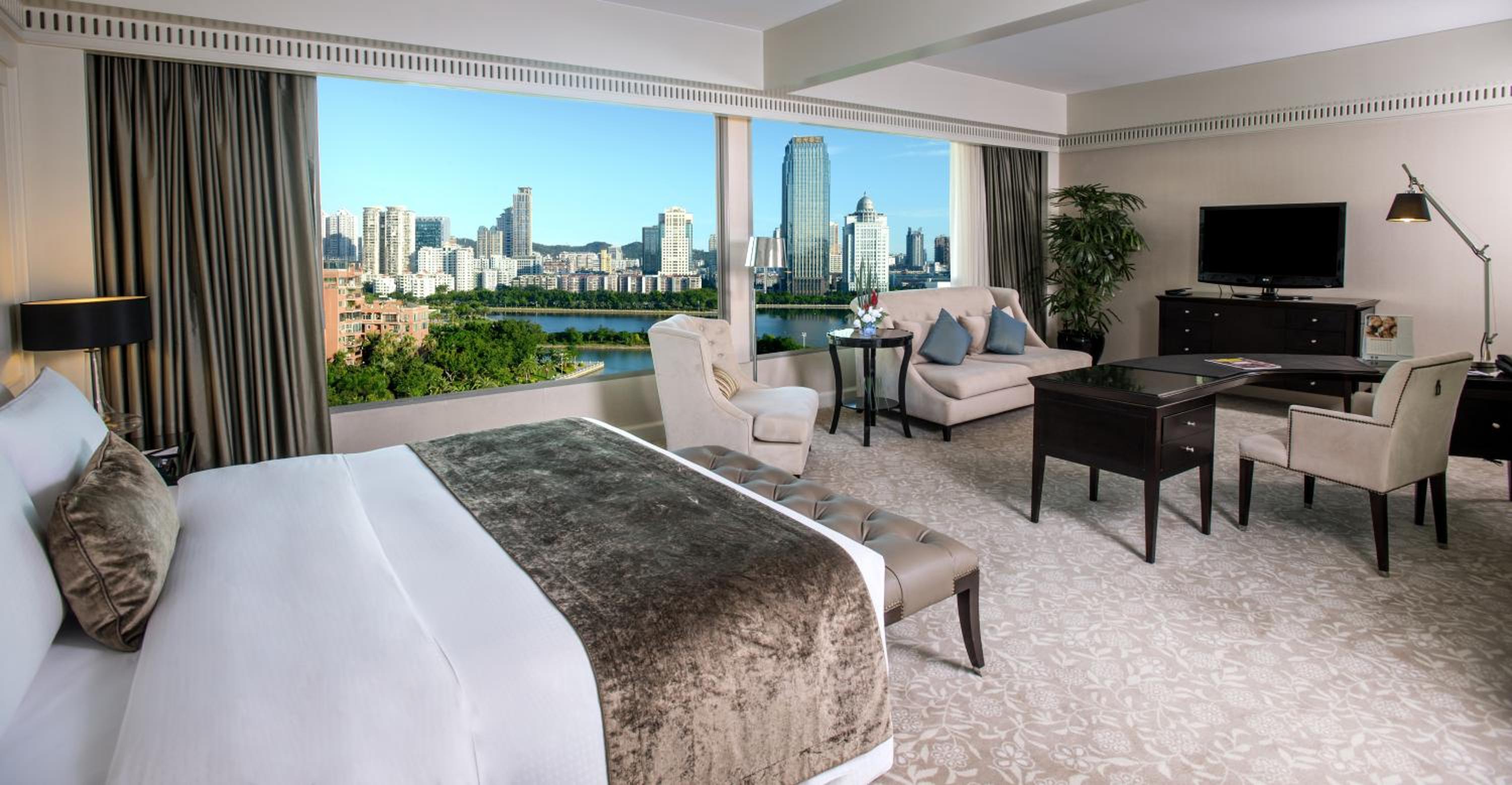 Premier Lake View King（Complimentary soft drinks and snacks in mini bar）