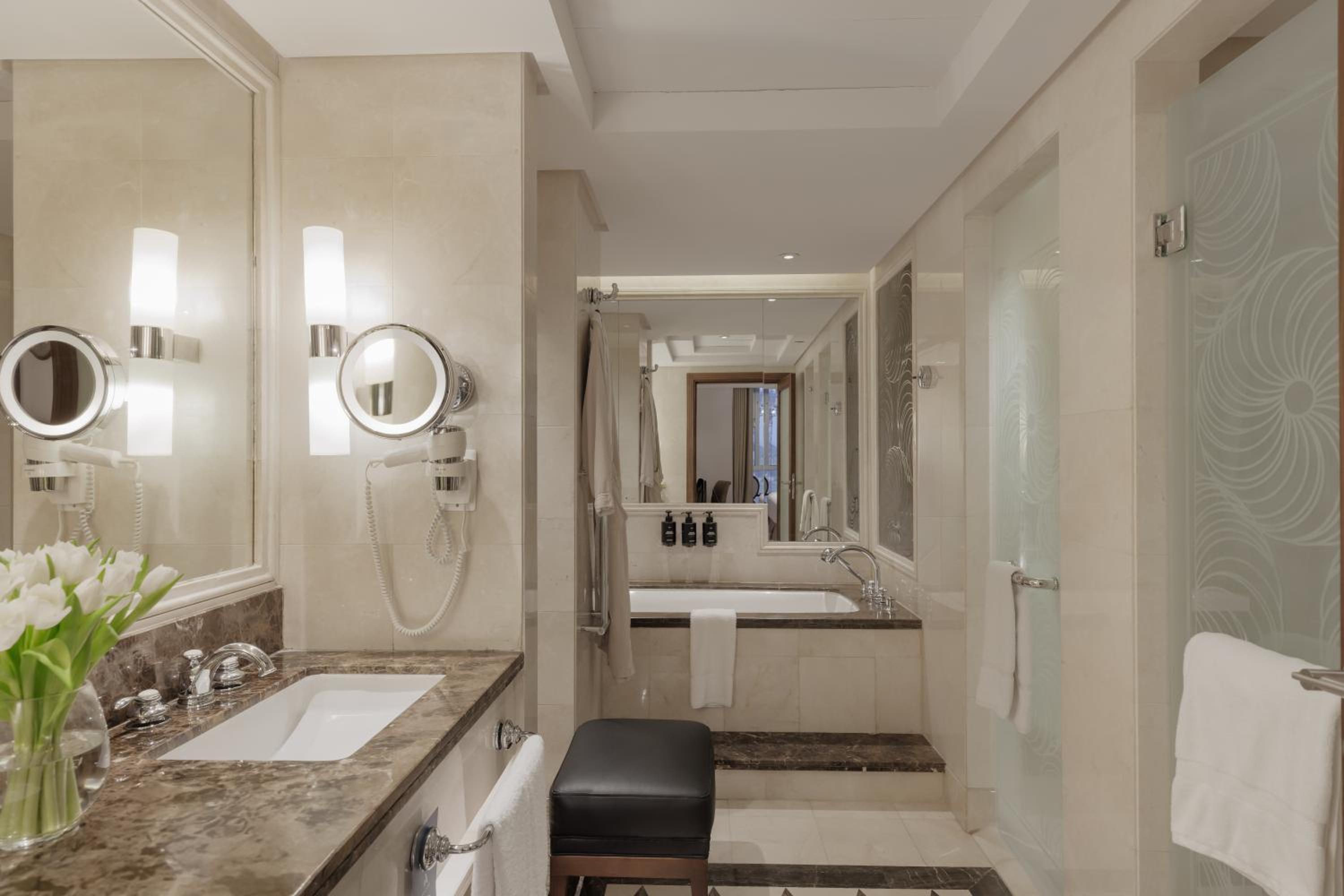  Deluxe One Bedroom Suite Partial Kaaba View