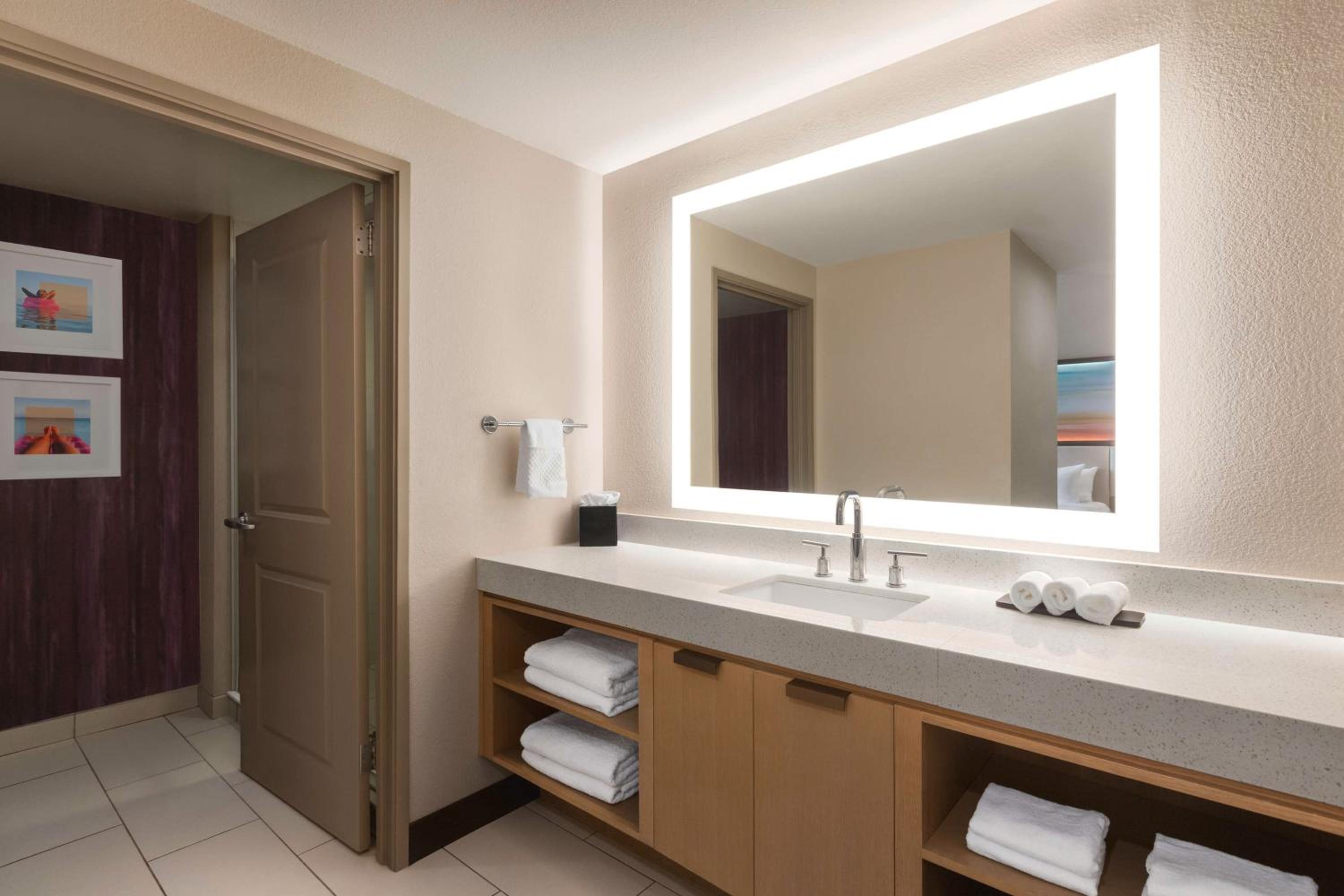 King Suite with Bay View - Non-Smoking