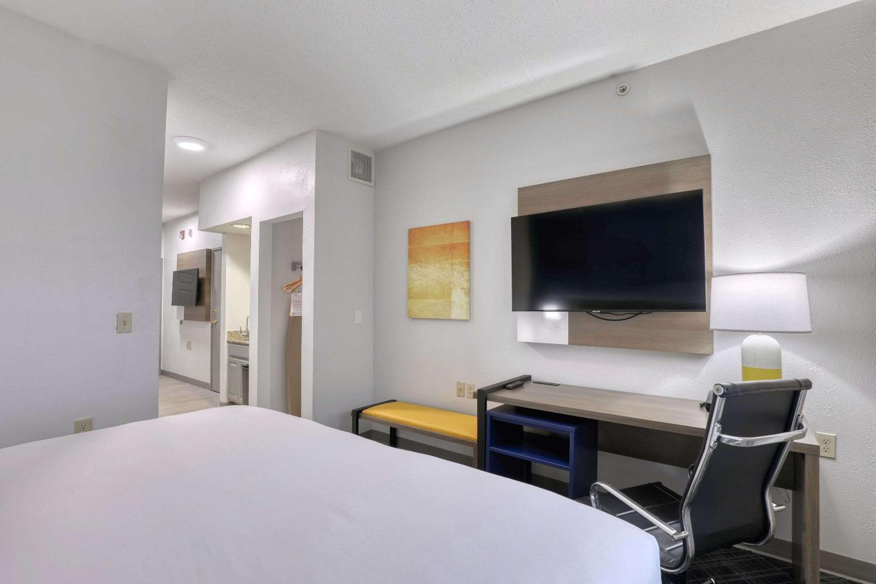 King Suite - Non-Smoking