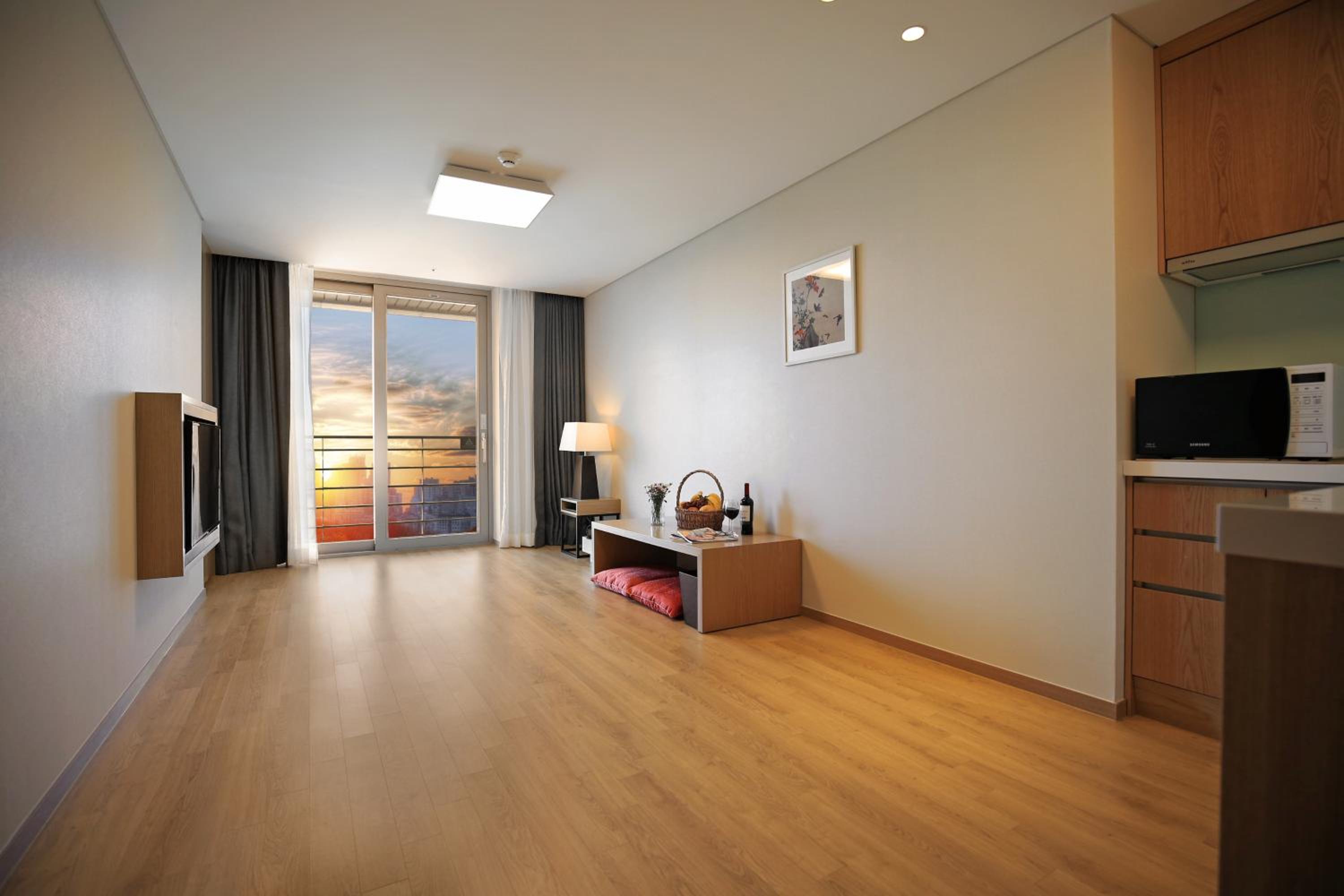 Korean-Style Suite With Partial Sea View