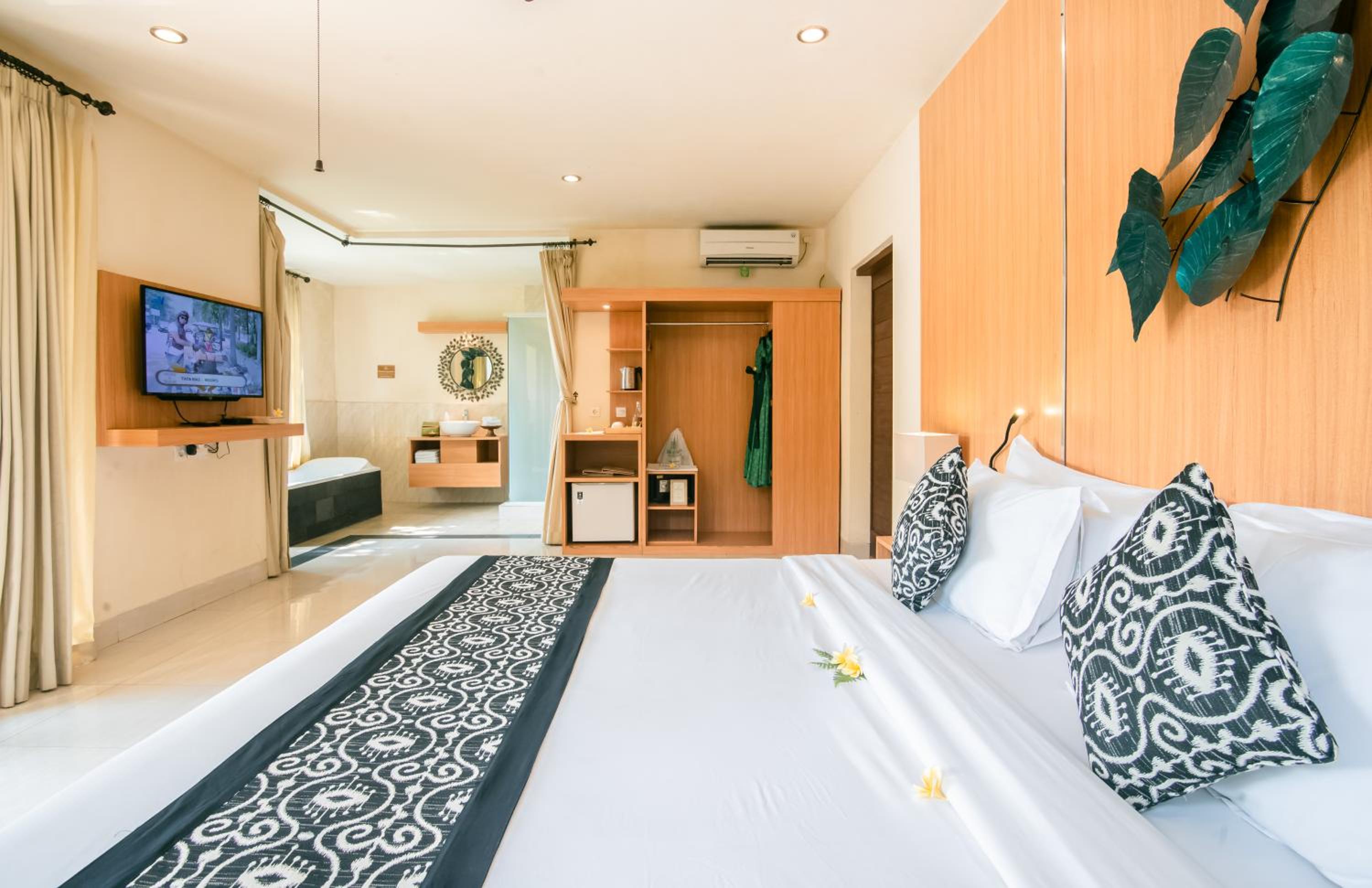 Suite with Pool View