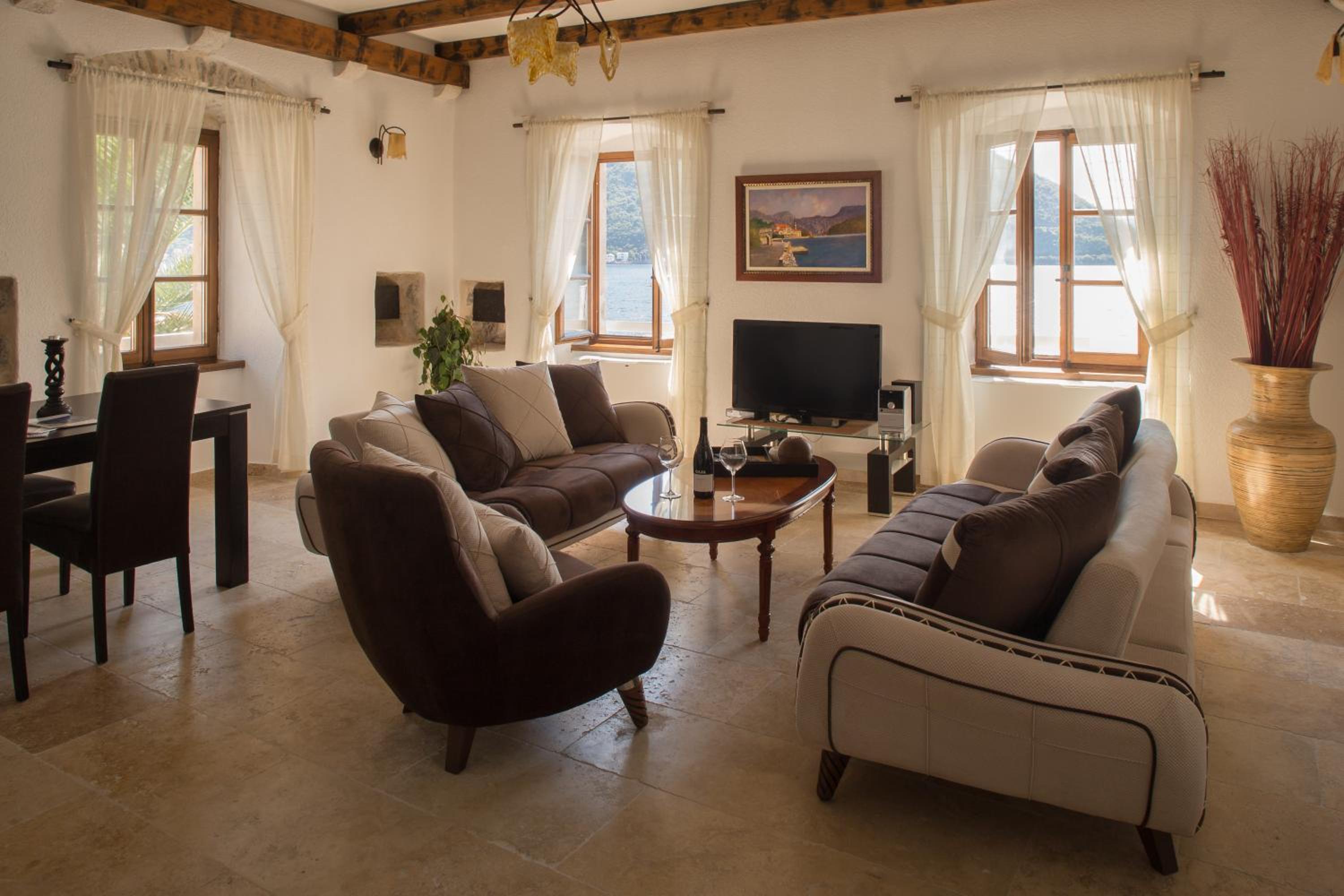 Private Entrance Penthouse with Main Square and Bay View