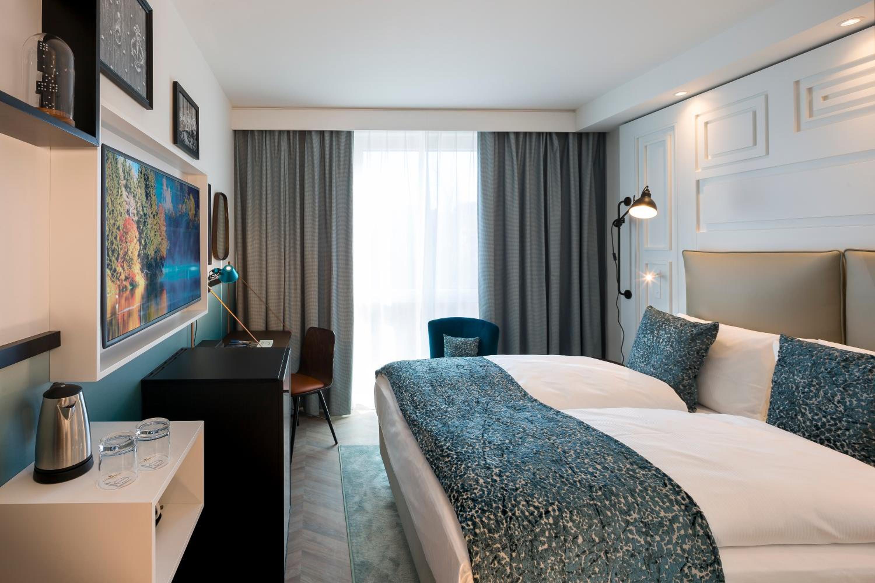 Premium Queen Room with Courtyard View