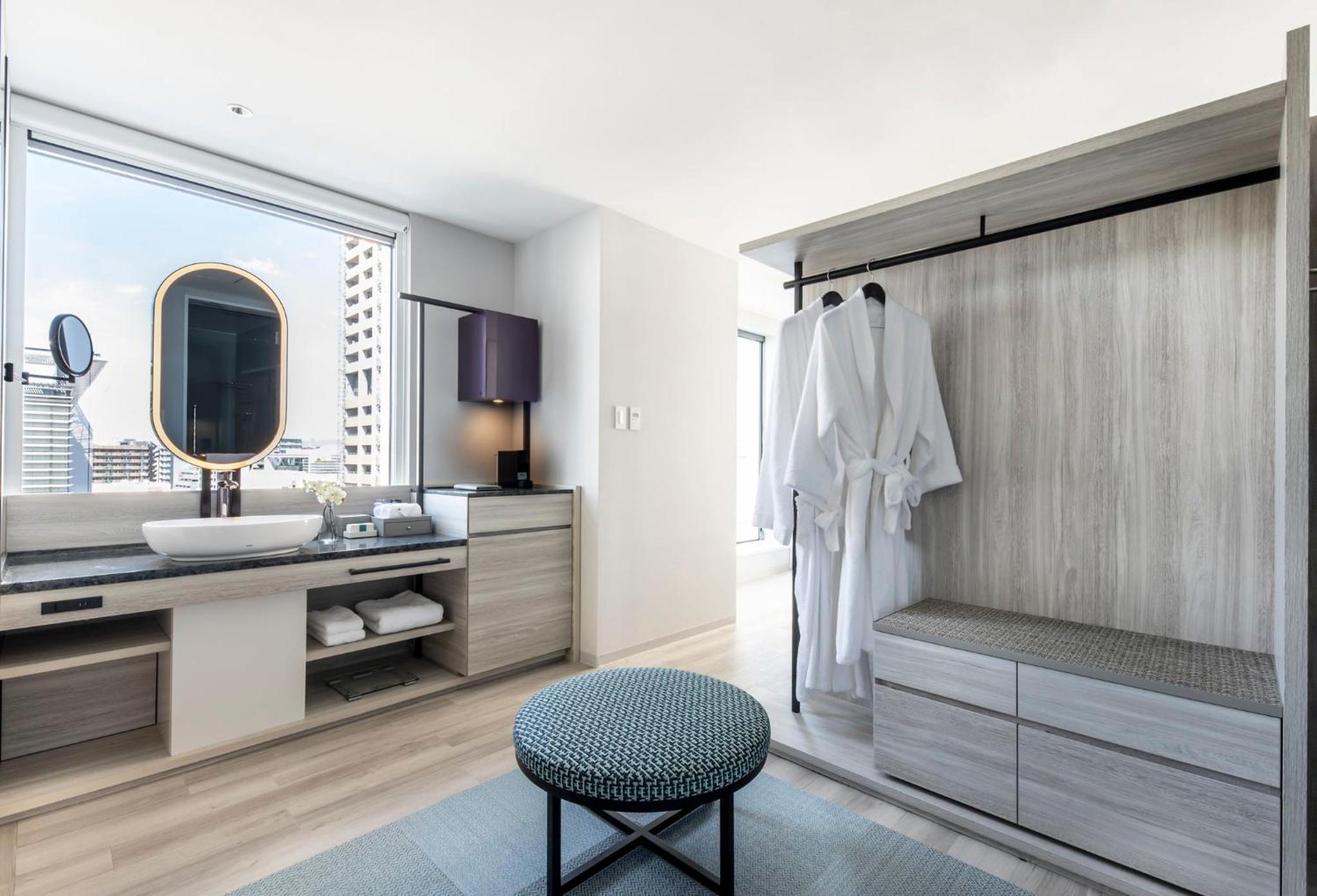 Corner King Room - Standard Floor