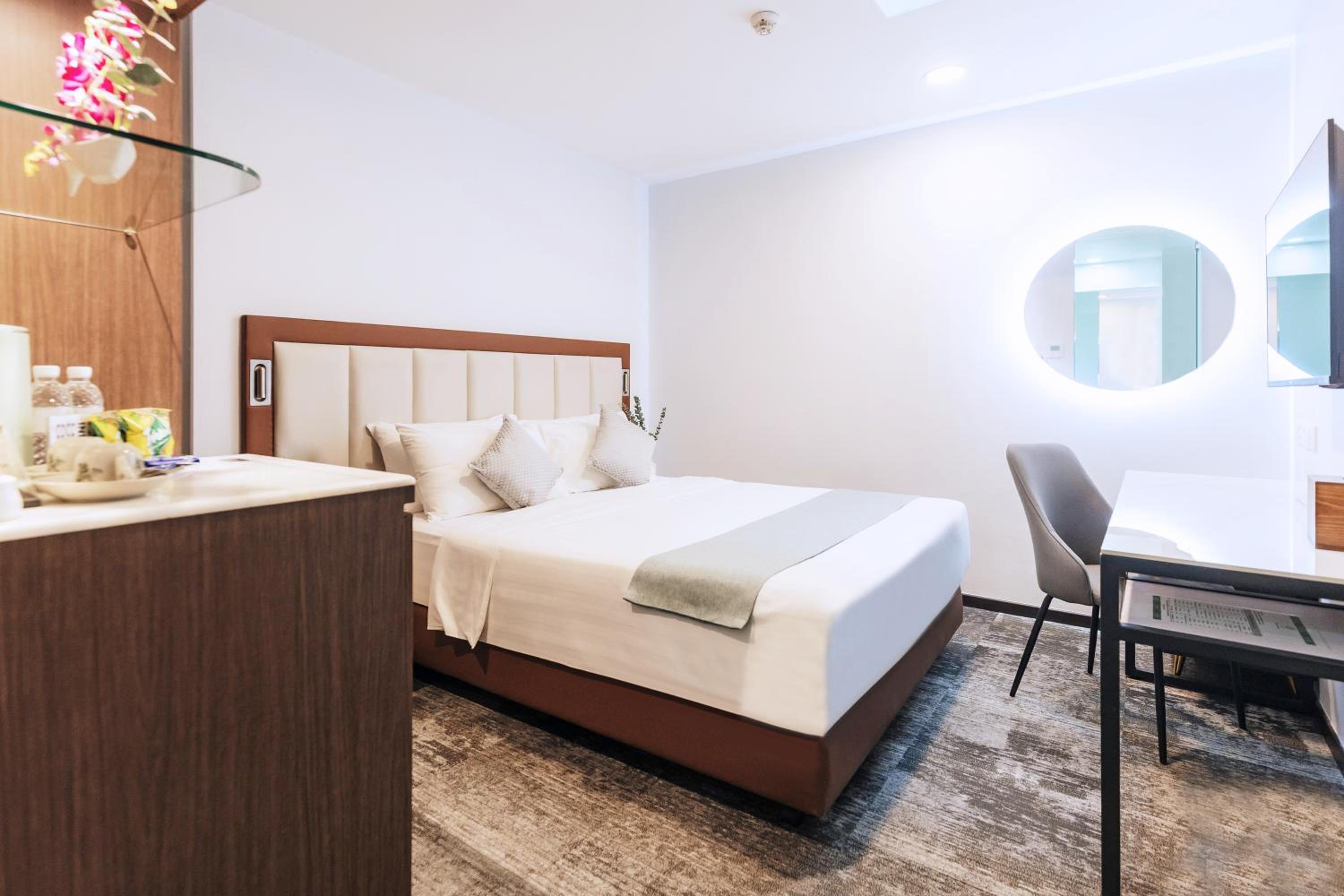 Superior Queen with Skylight & Bathtub (no window)