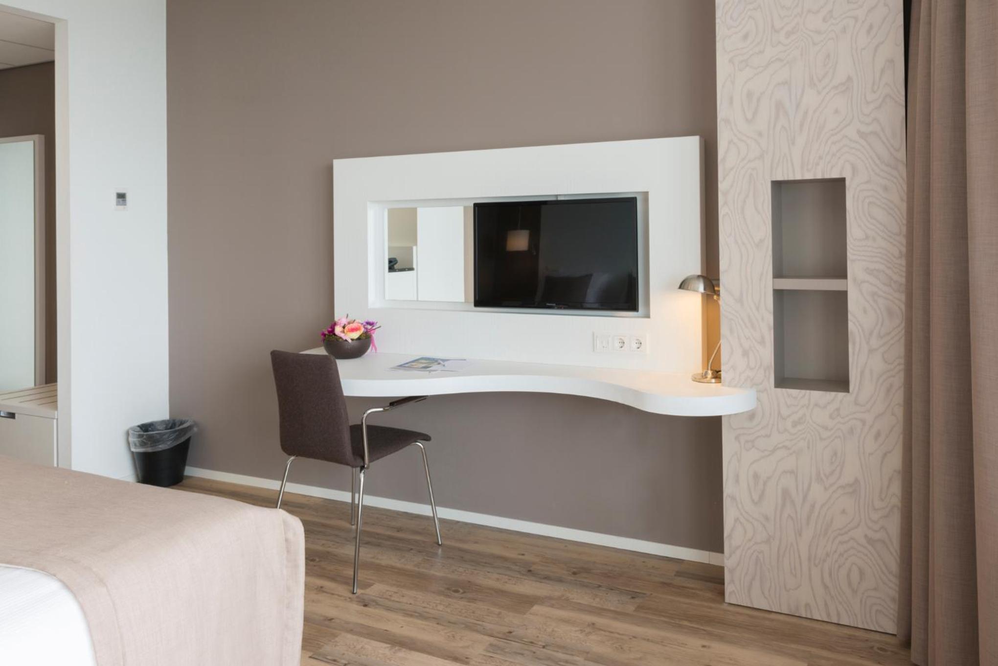 Deluxe Double Room with Bath and Shower