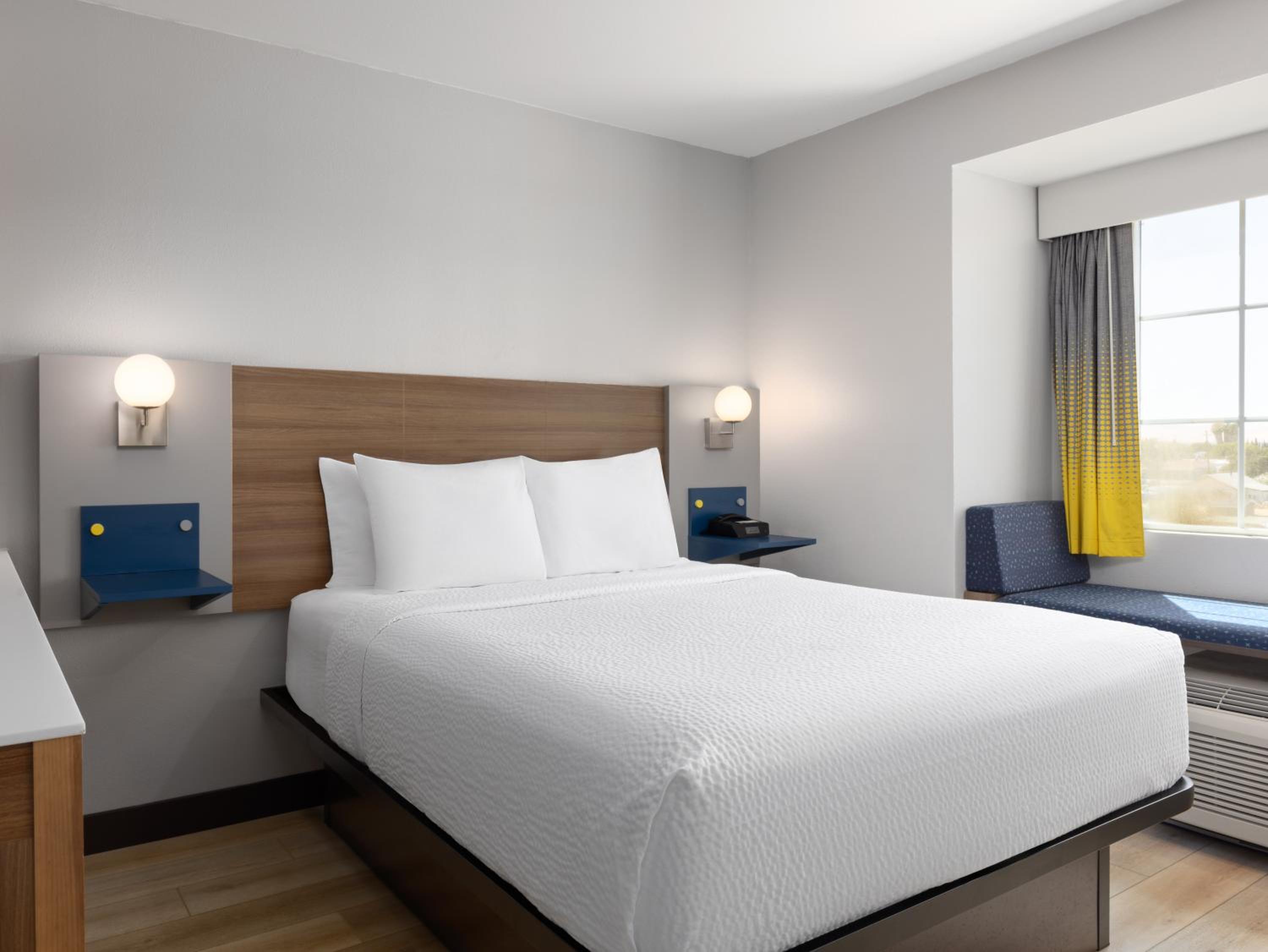 Efficiency Studio Suite with One Queen Bed - Non-Smoking