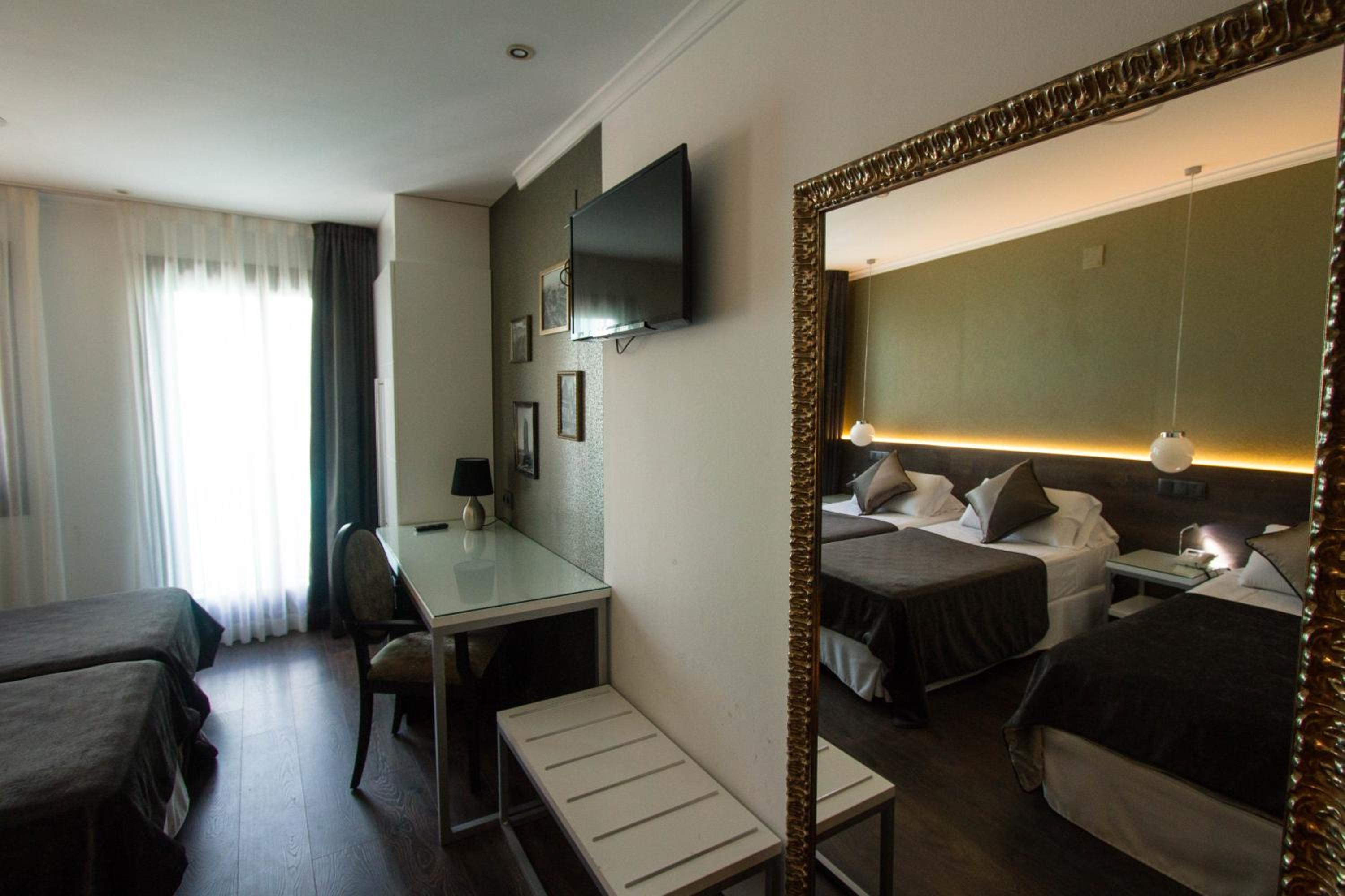 Twin Room with Street View