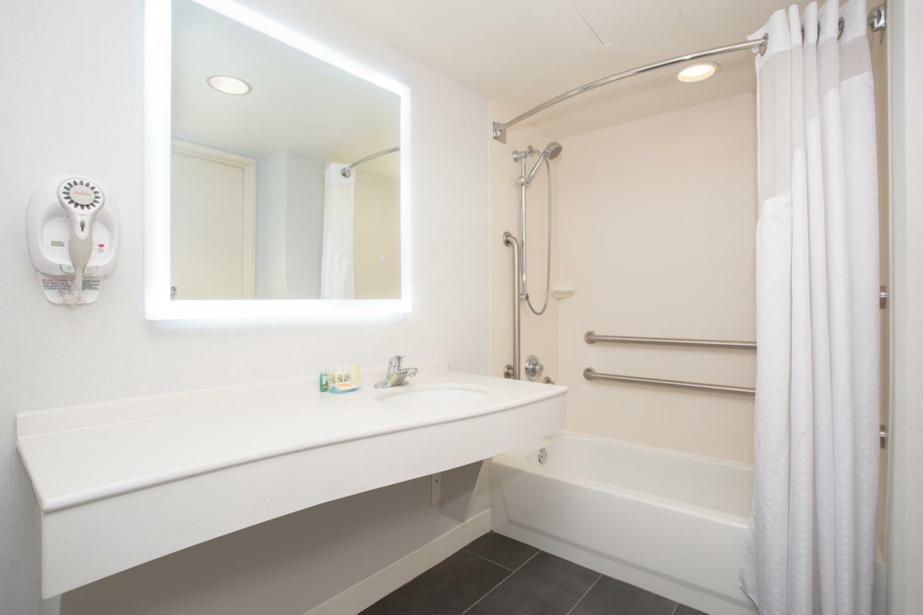 Room with Two Beds - Hearing Accessible - Non-Smoking