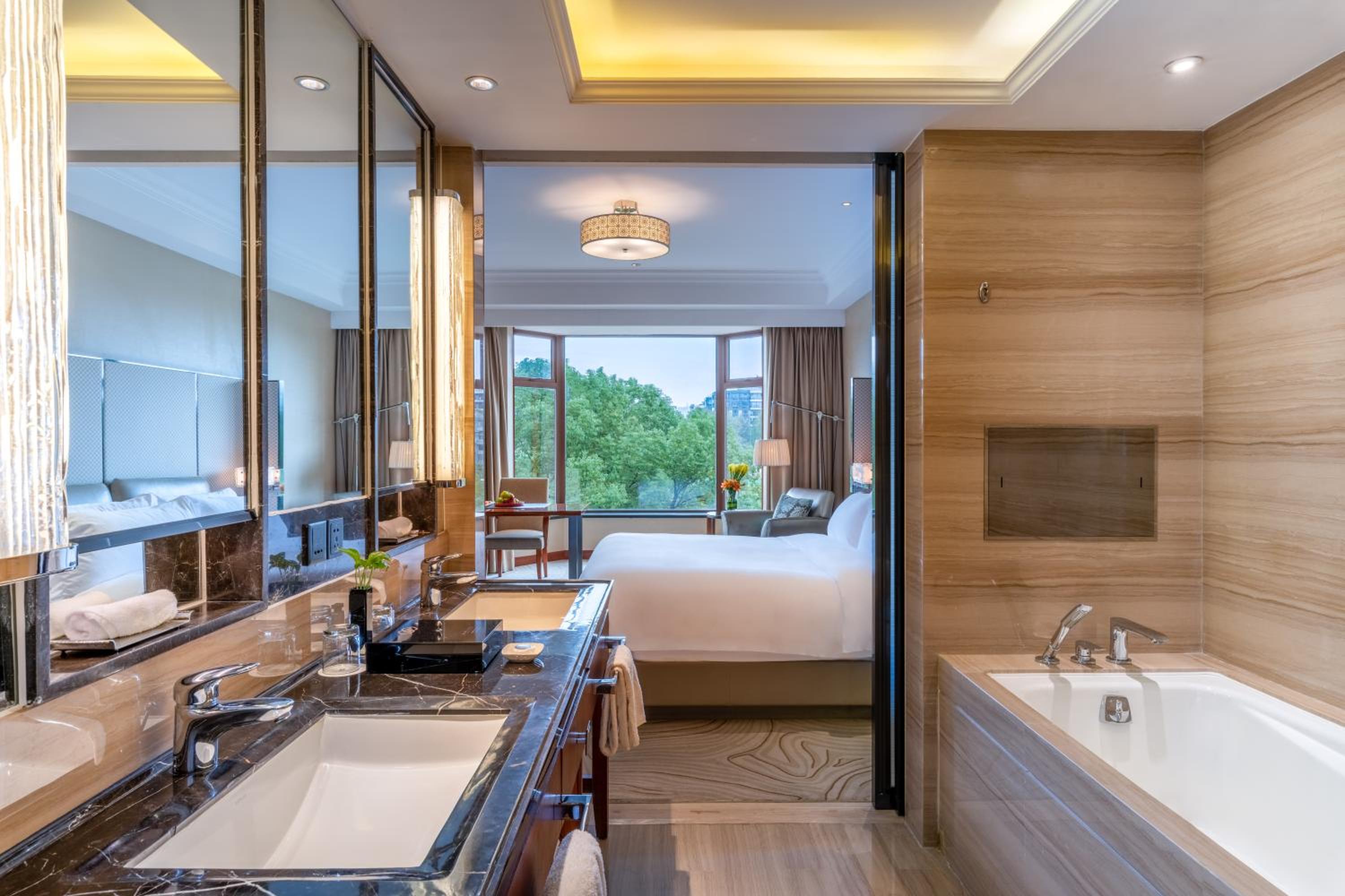 Luxury King Room with City View