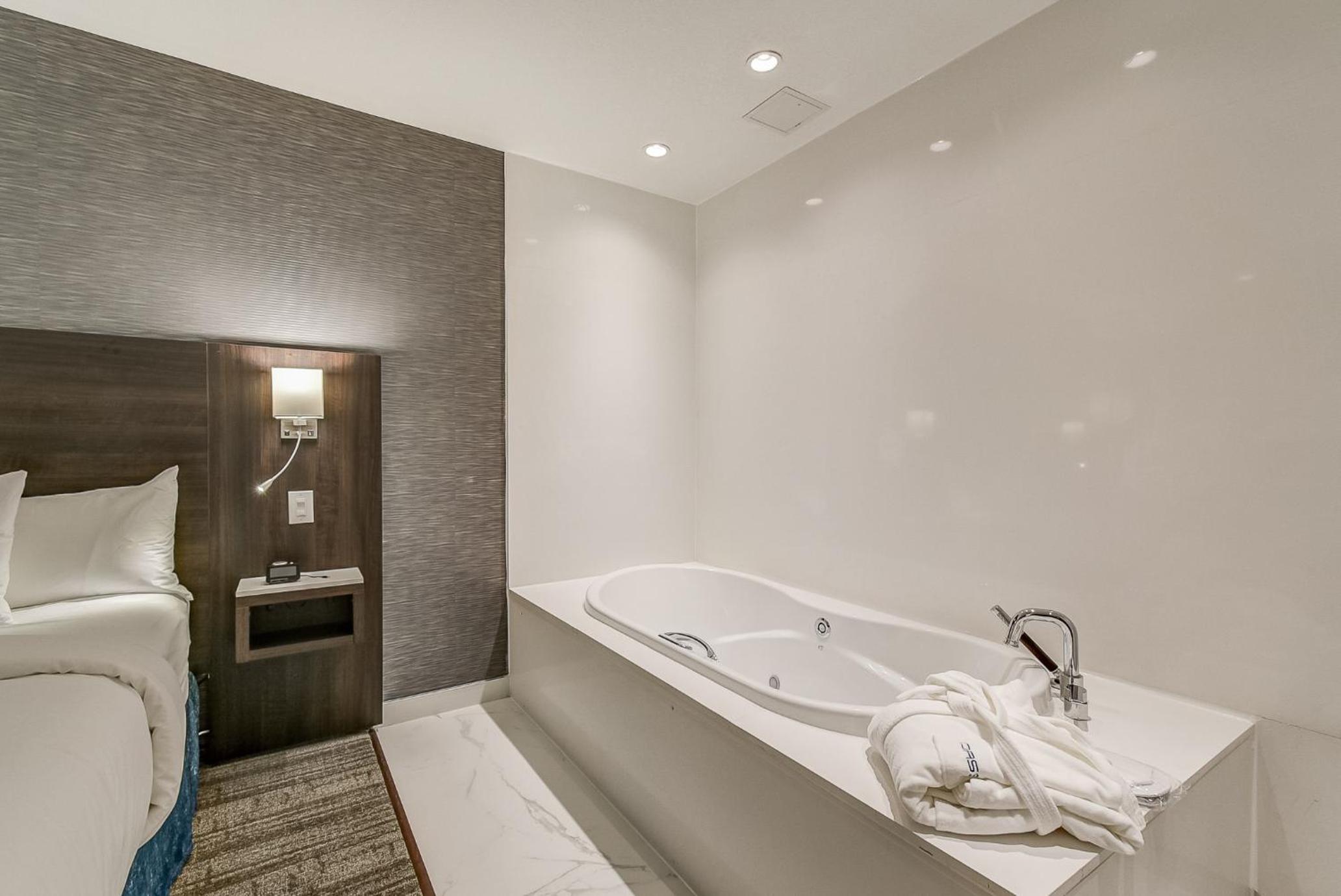 King Suite with Jacuzzi 