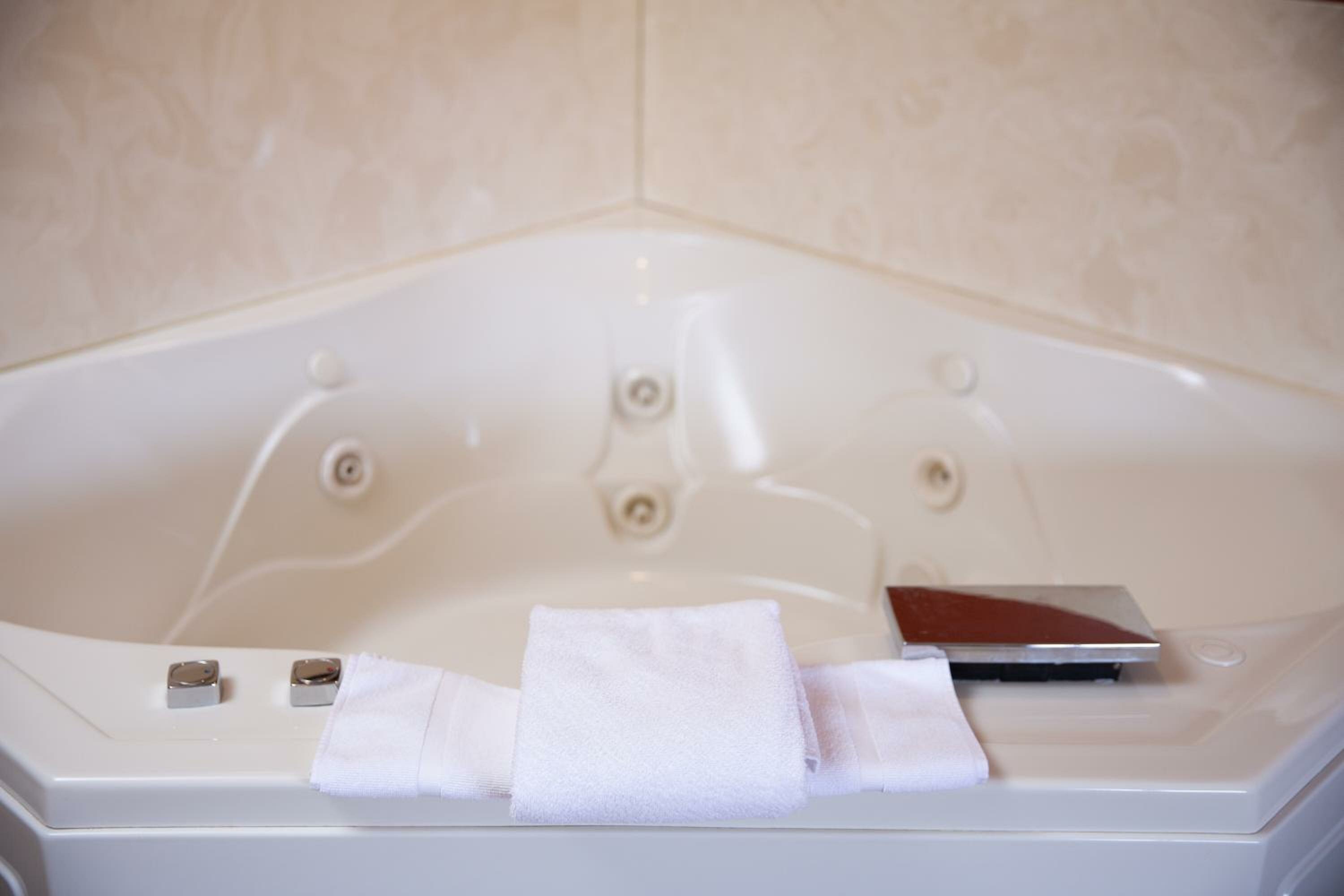 Deluxe King Room with Jetted Tub - Non-Smoking