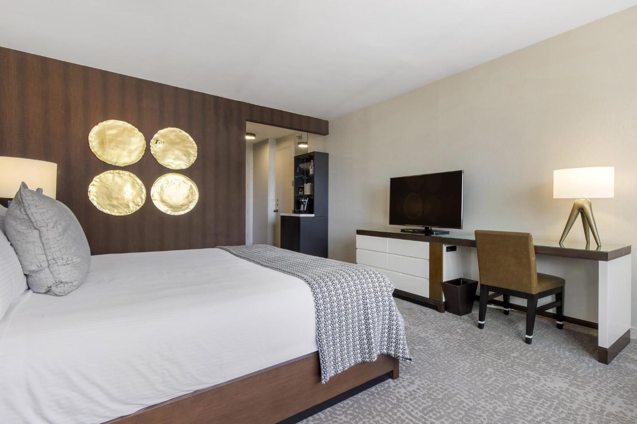 Club Signature Room - 1 King Bed