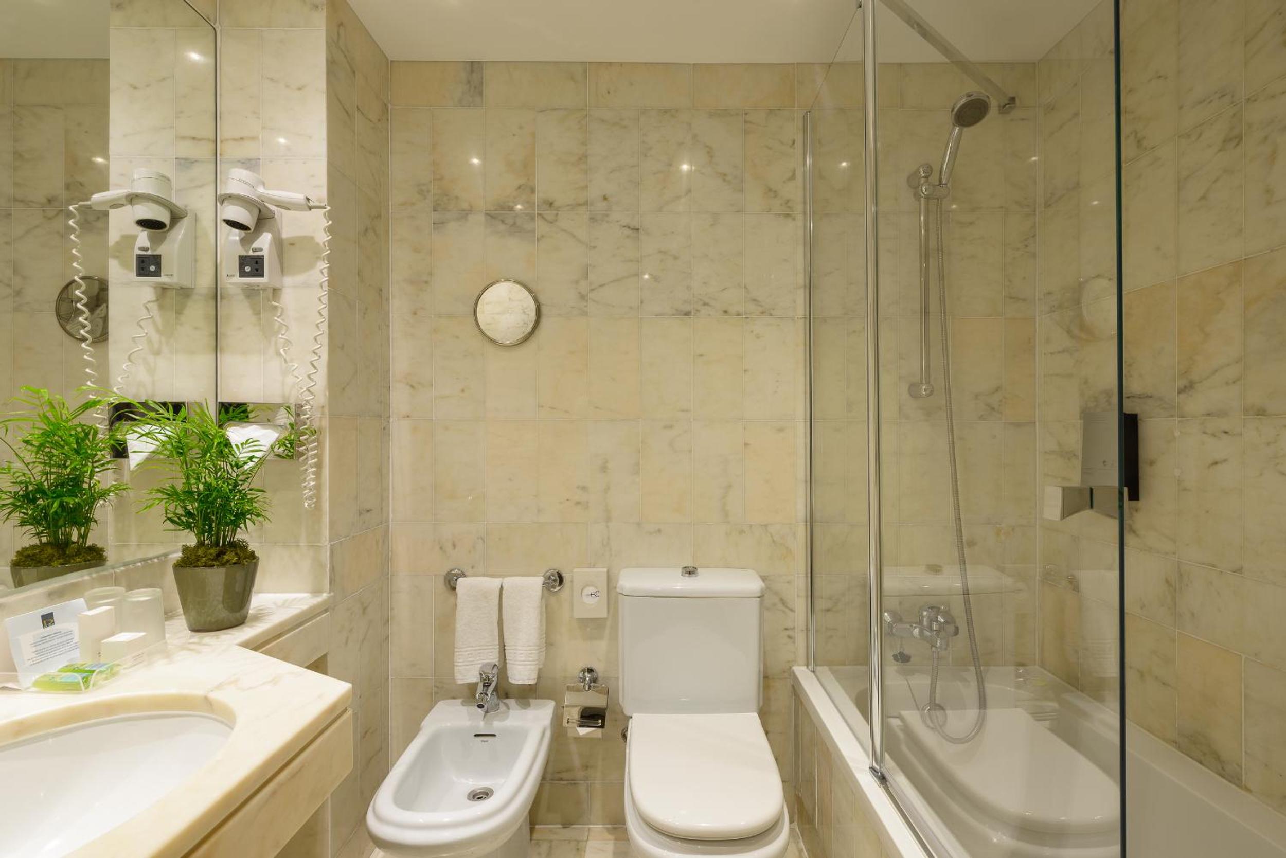 Family Room (2 Adults + 2 Children up to 12 years old)