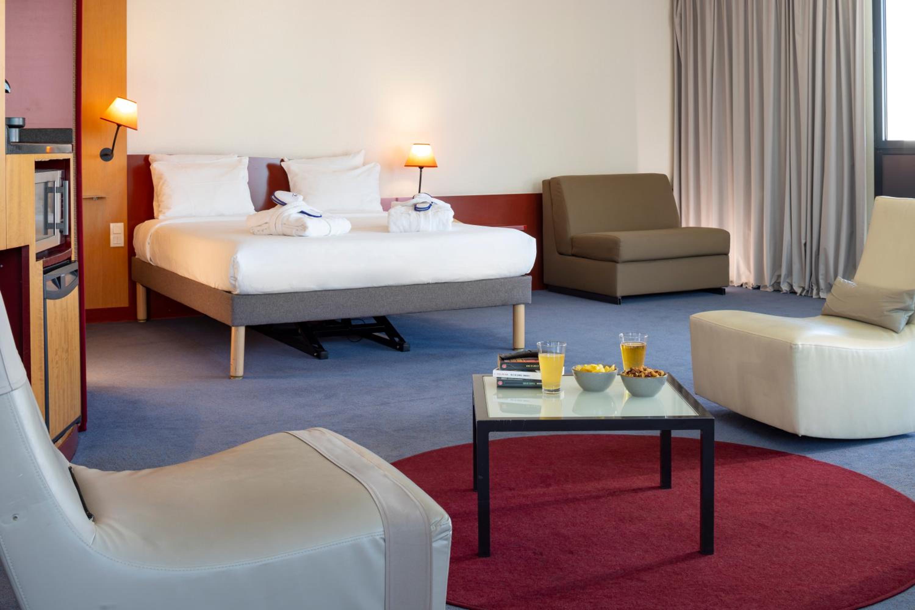 Executive Suite With Double Bed And Two Single Beds (2 Adults)