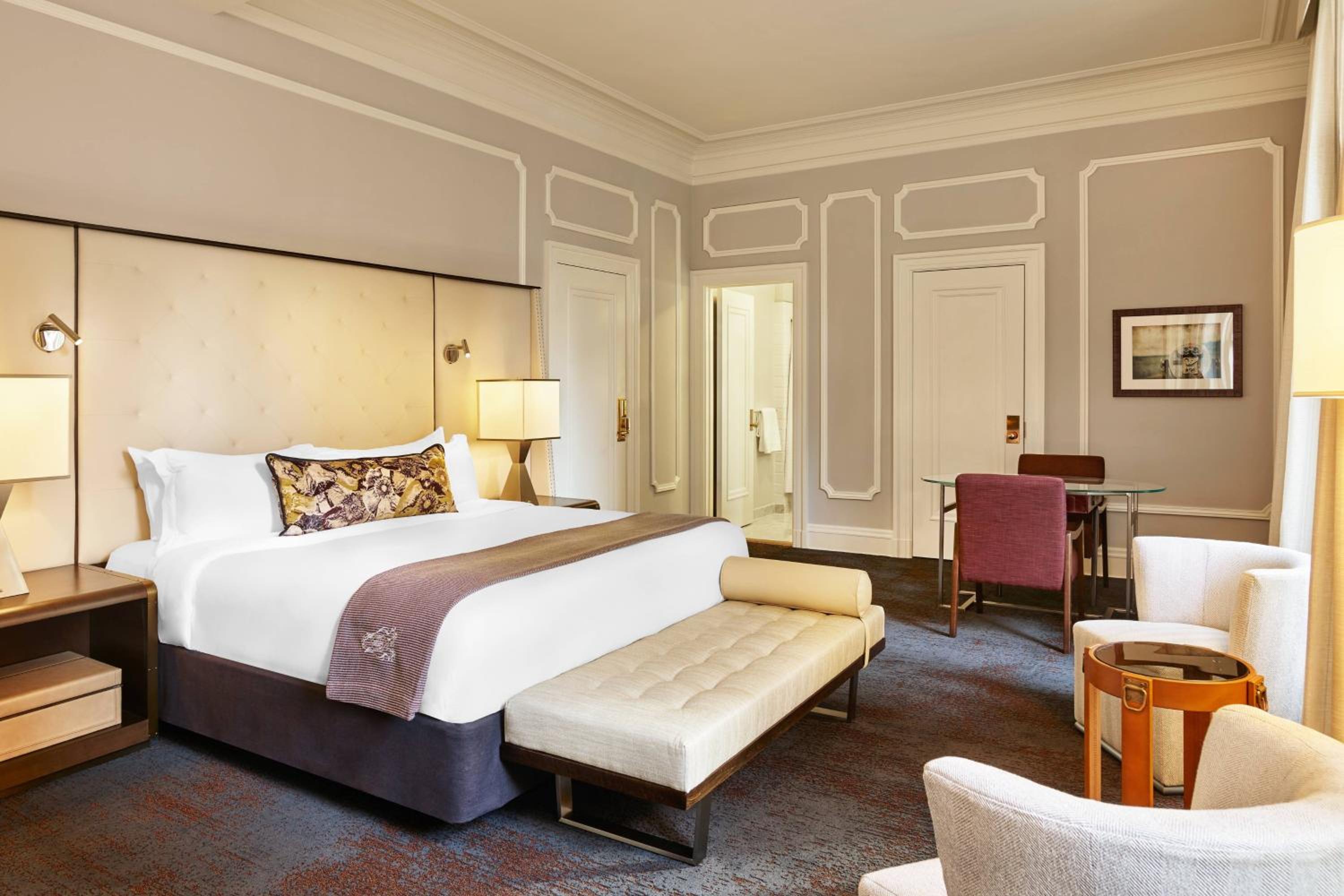 Grand Deluxe Room, Larger Guest room, 1 King, City view